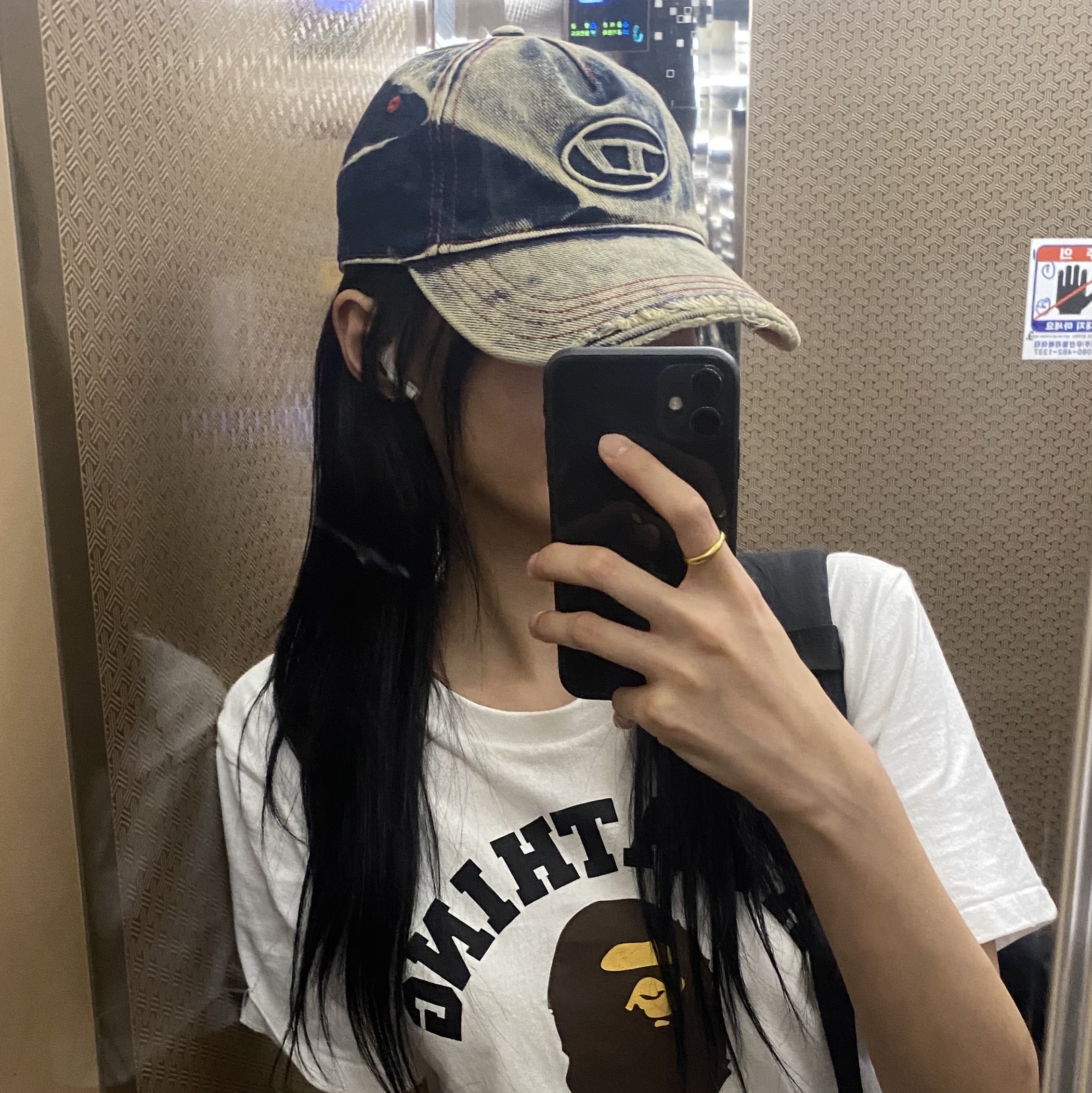 Diesel C-Seymon Treated Denim Baseball Cap Blue White, BAPE College T-Shirt White 착용 스타일