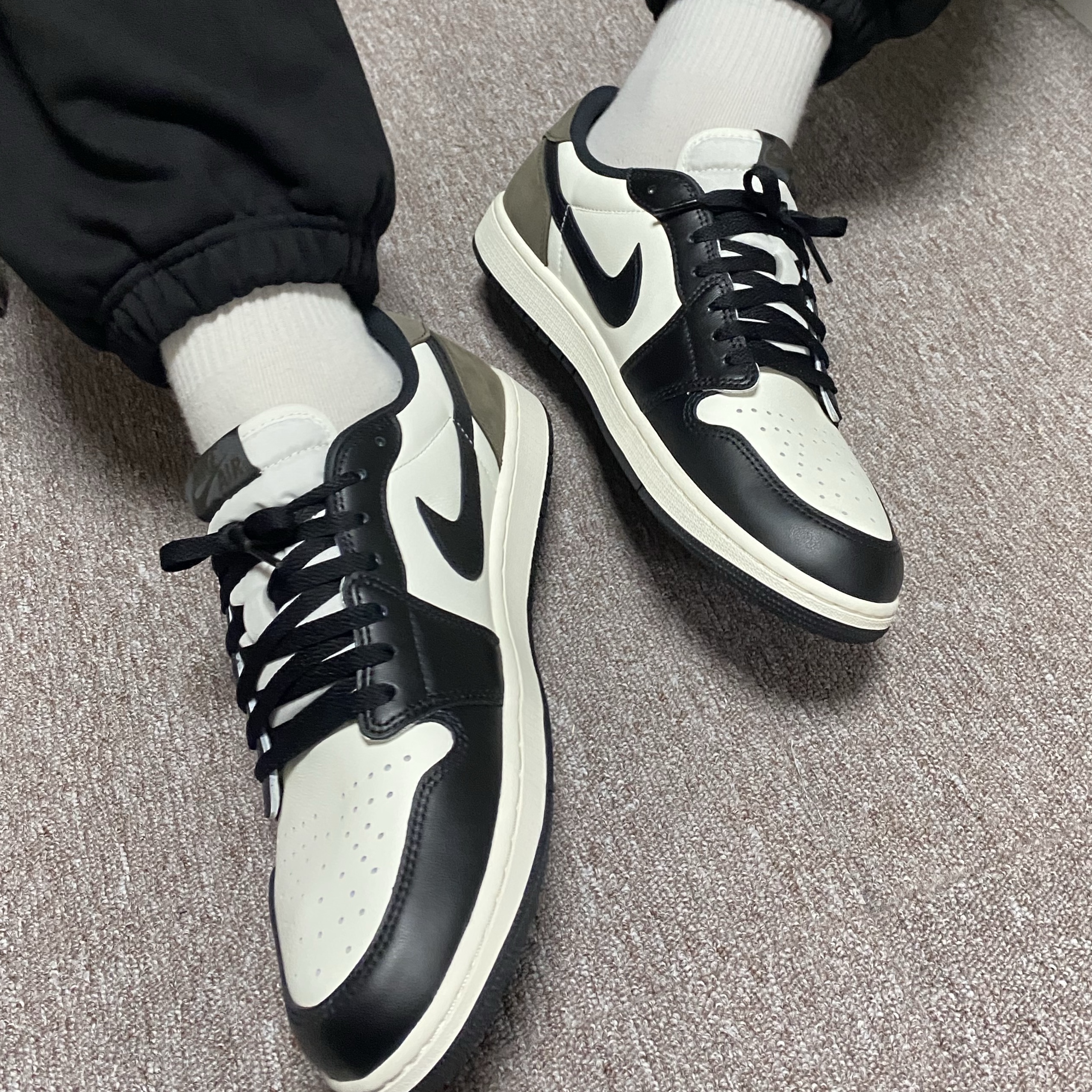 Jordan 1 Retro Low OG Mocha 착용 스타일