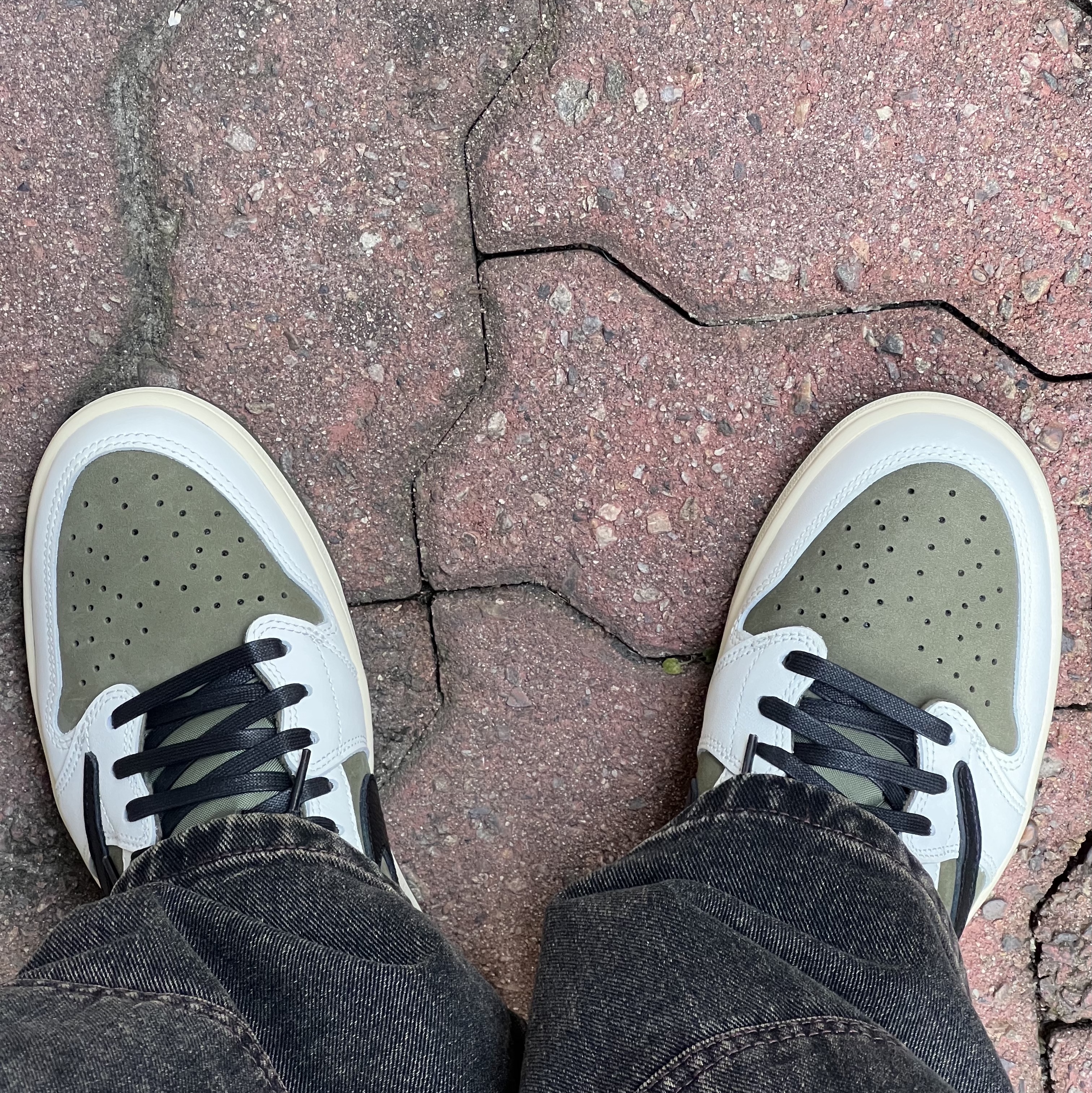 Jordan 1 x Travis Scott Retro Low OG SP Reverse Olive 착용 스타일