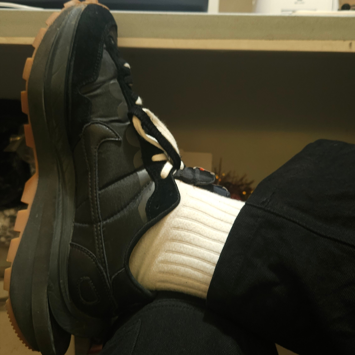 Nike x Sacai VaporWaffle Black and Gum 착용 스타일 - 1