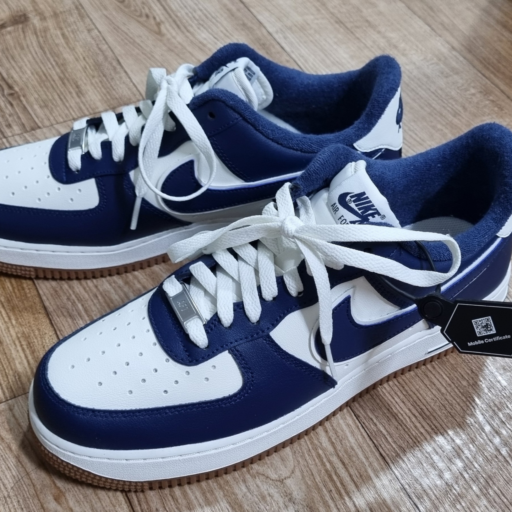 Nike Air Force 1 '07 LV8 Midnight Navy 착용 스타일