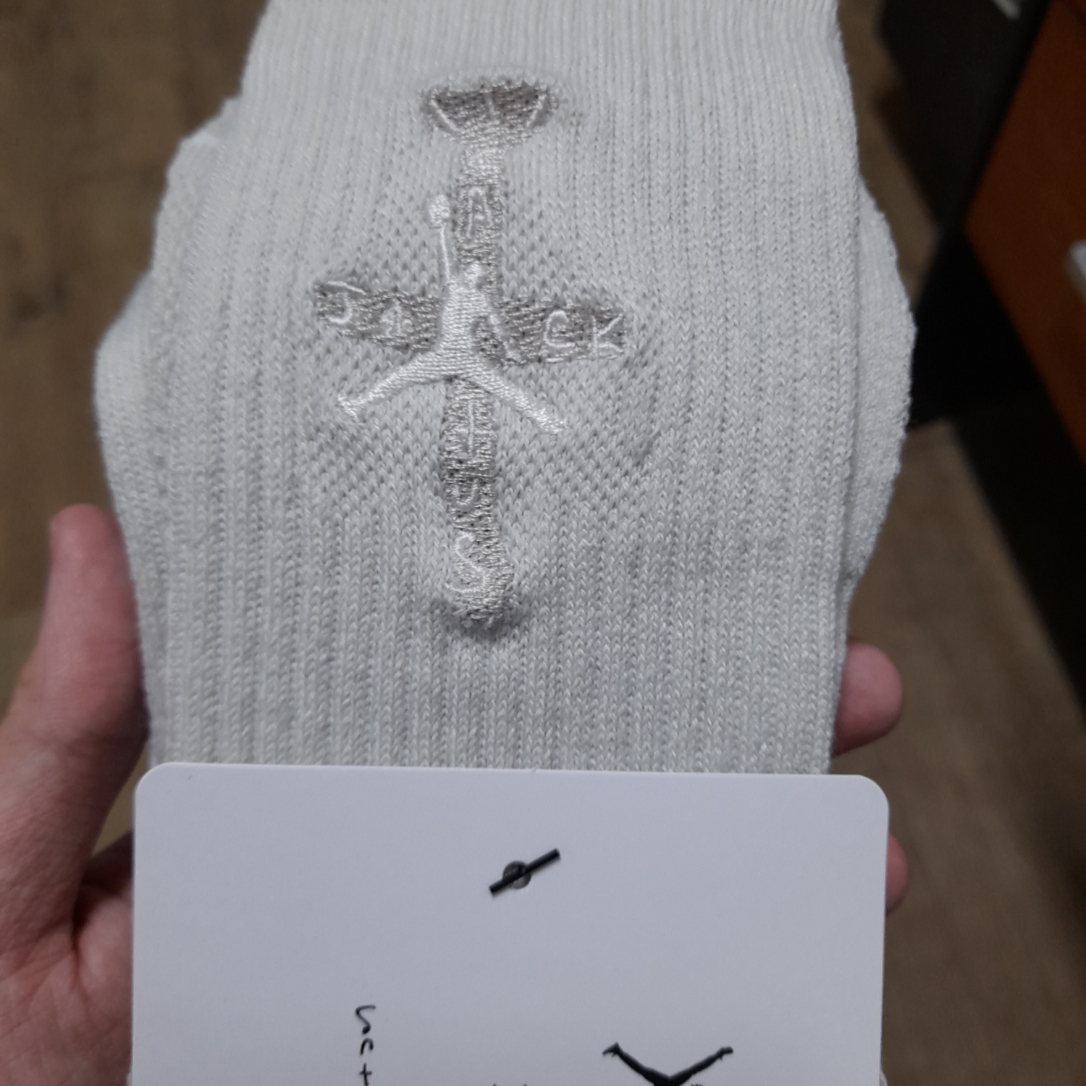 Jordan x Travis Scott Cushioned Crew Socks Light Bone 착용 스타일