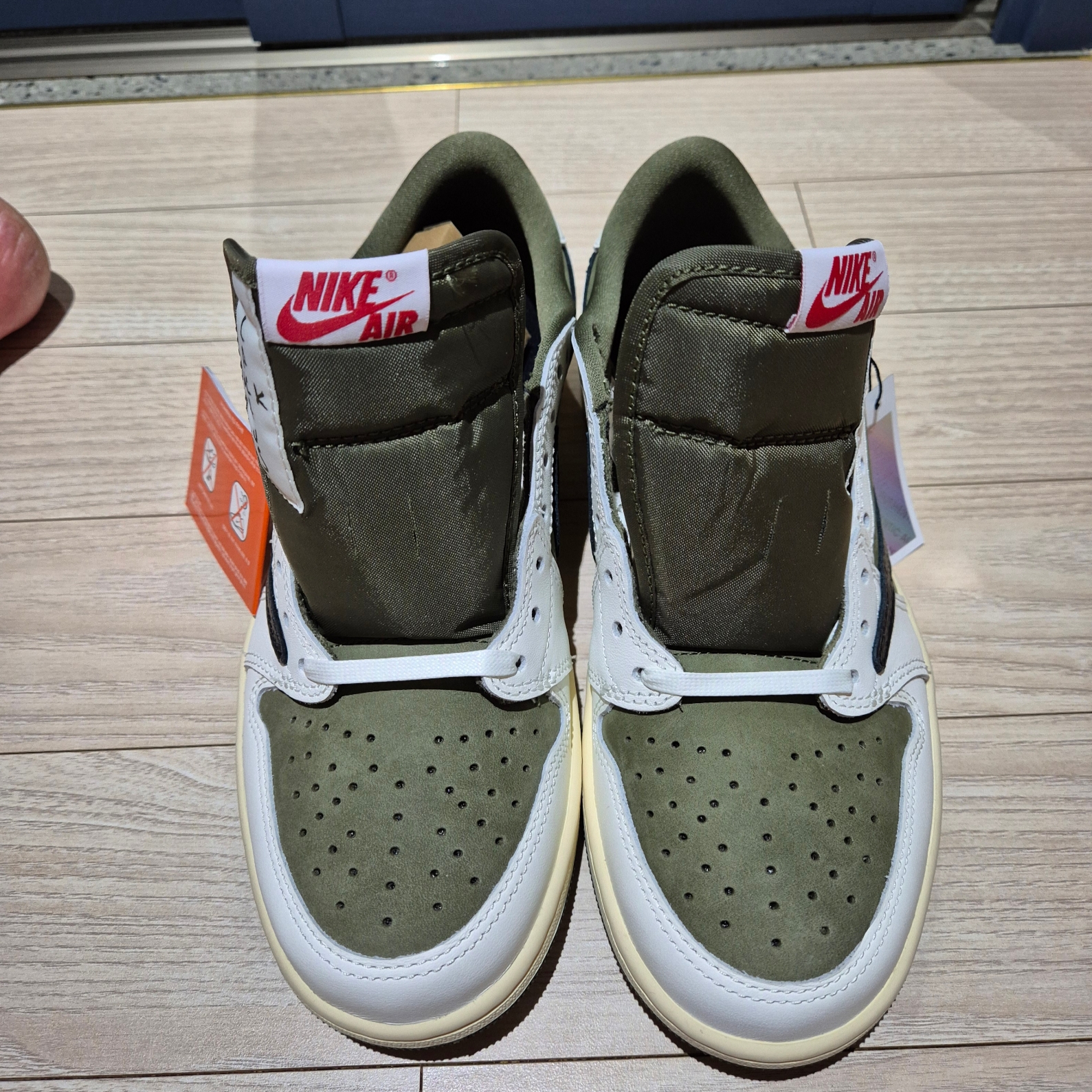 Jordan 1 x Travis Scott Retro Low OG SP Reverse Olive 착용 스타일