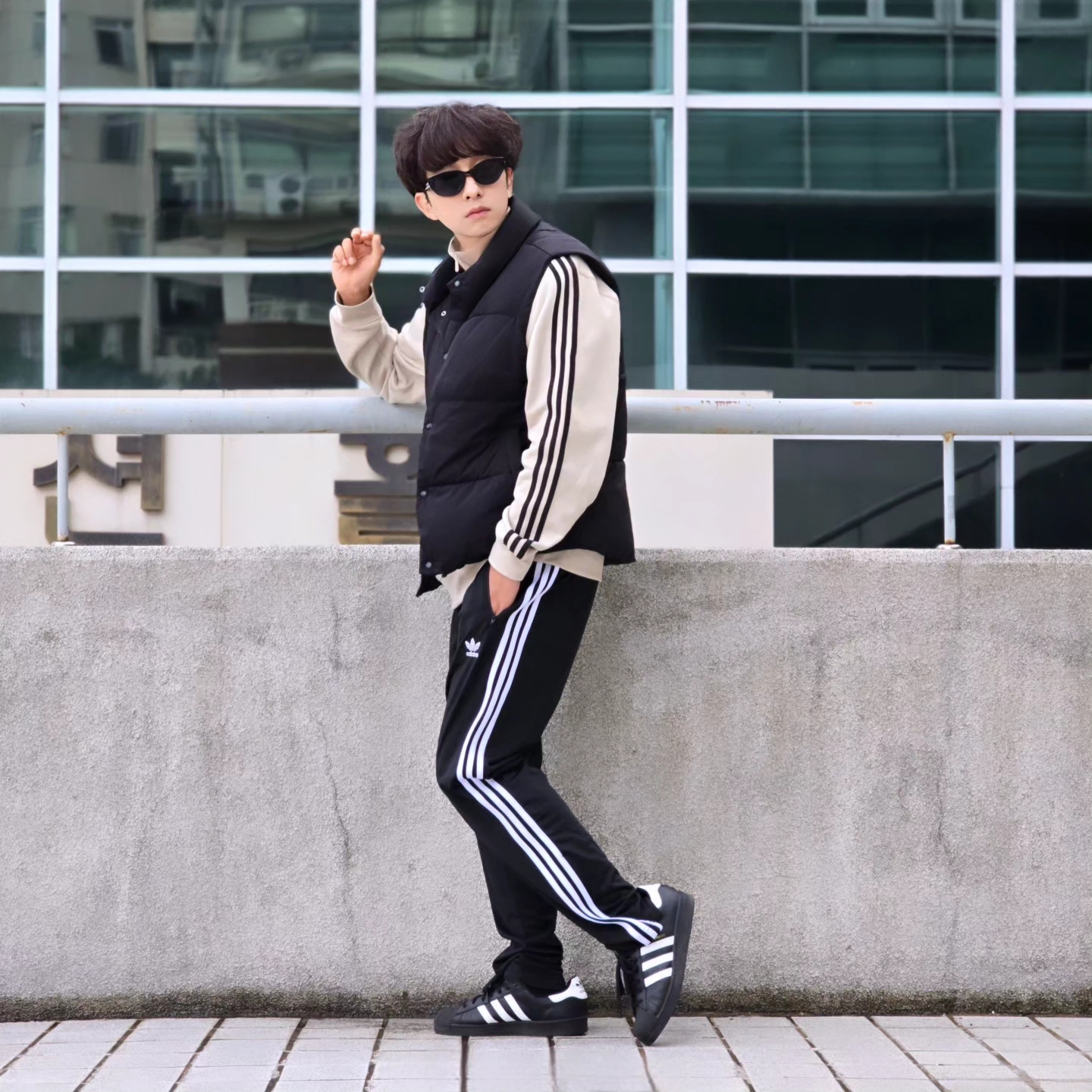 Adidas Adicolor Classic 3-Stripes Half-Zip Sweatshirt Black White - KR Sizing, Adidas Adicolor Classic 3-Stripes Half-Zip Sweatshirt Black White - US Sizing 착용 스타일 - 4