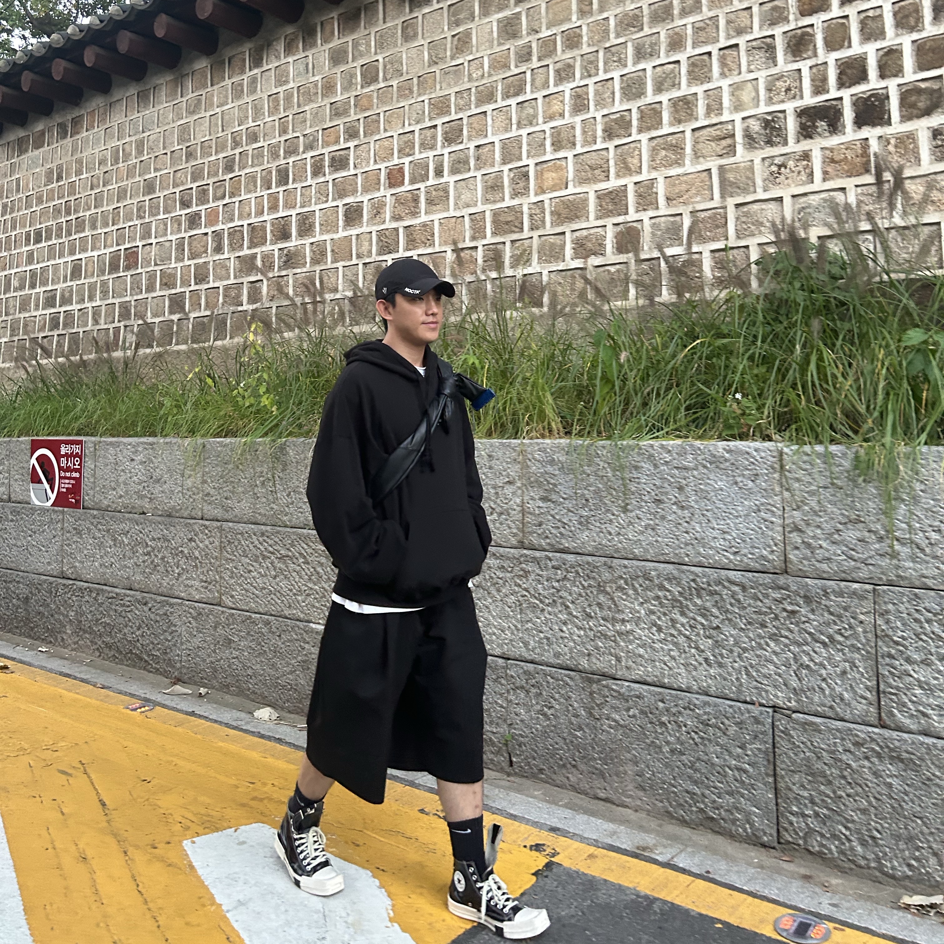Nike x Drake Nocta Golf Cap Black, Ader Error x Zara Leather Shoulder Bag with Knot Black 착용 스타일 - 4