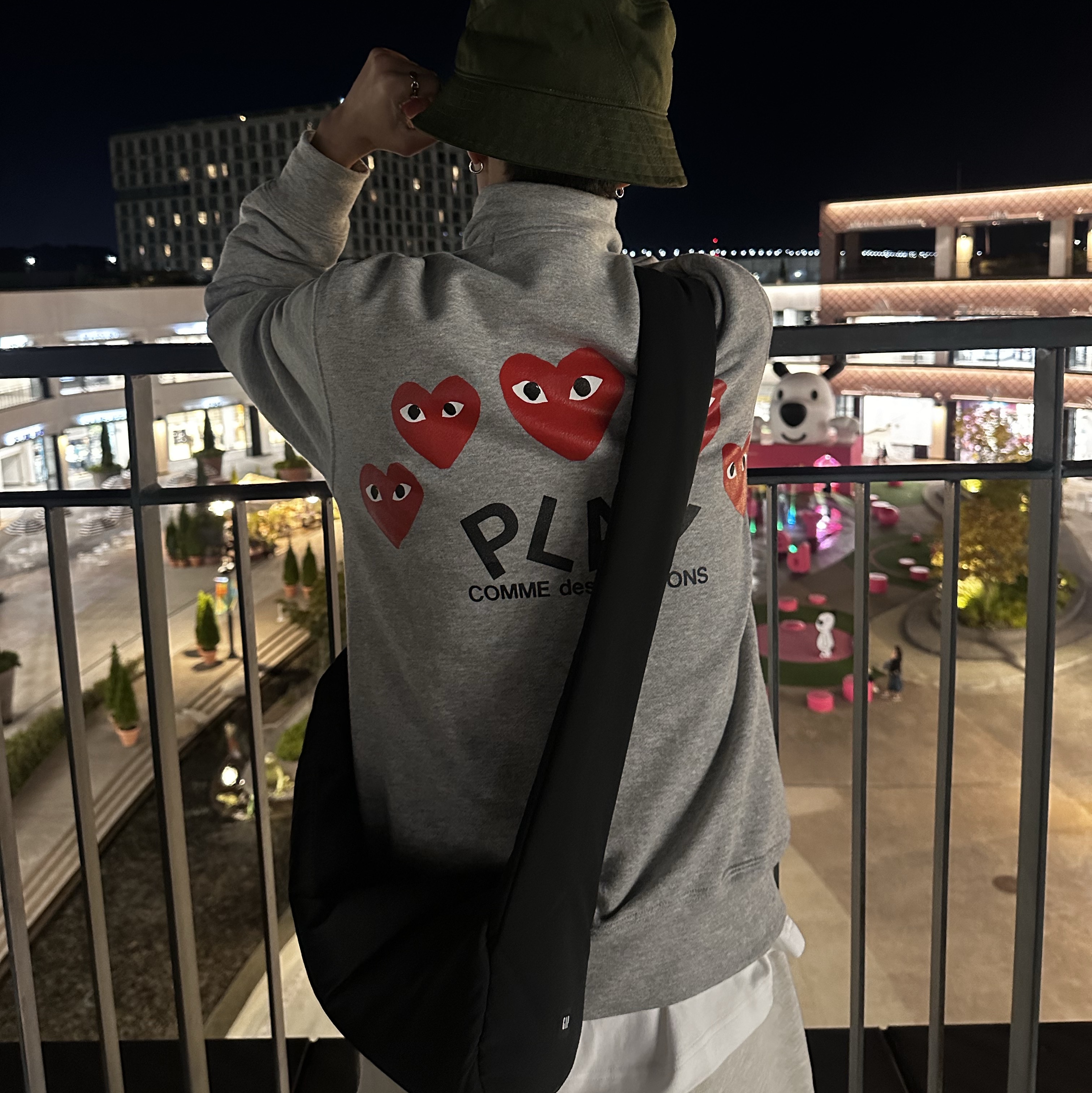Yeezy Gap Engineered By Balenciaga Snake Bag Black, Yeezy x Gosha Rubchinskiy YZY Black Dogs Hoodie Heather Grey 착용 스타일 - 5