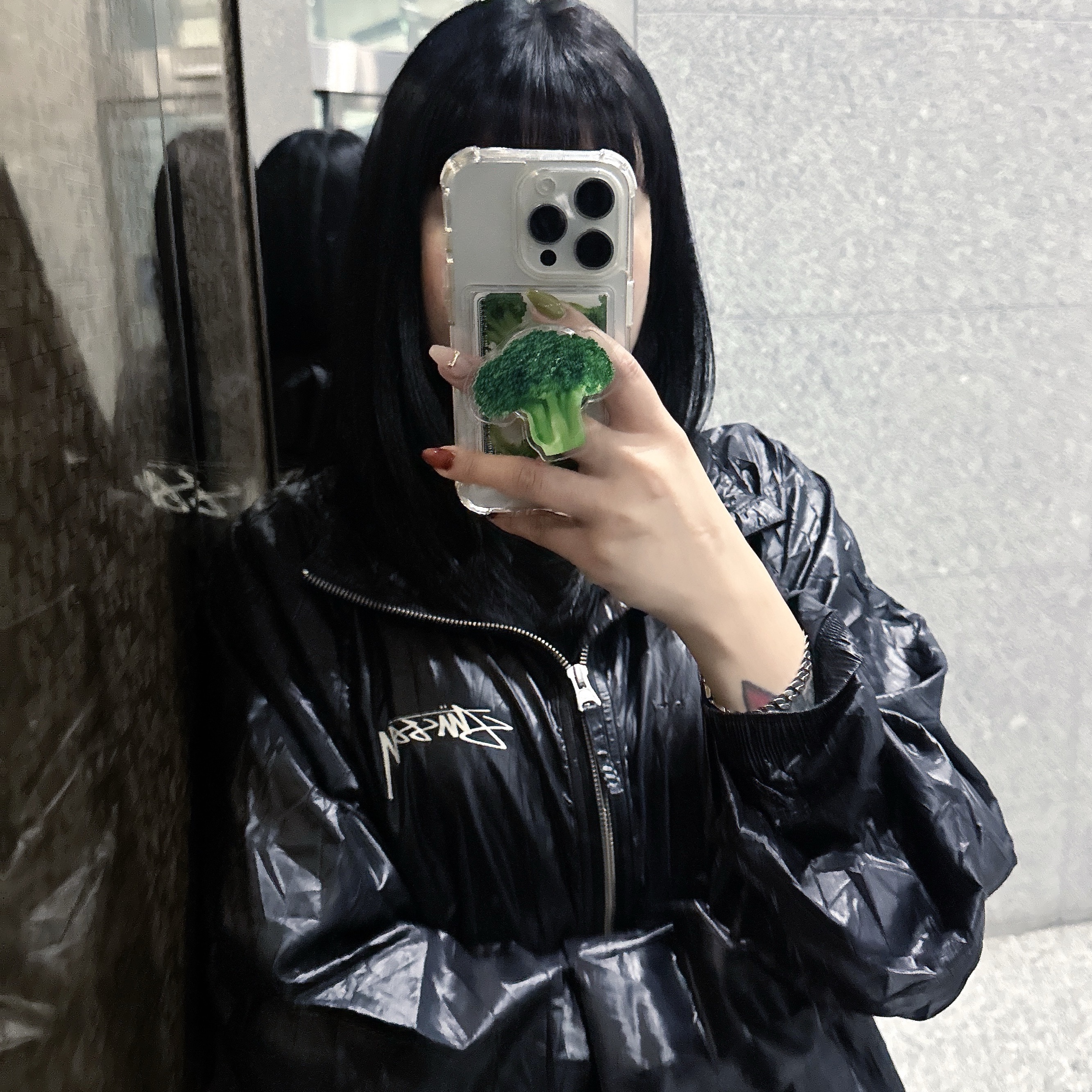 Stussy Beach Shell Wrinkled Nylon Jacket Black 착용 스타일