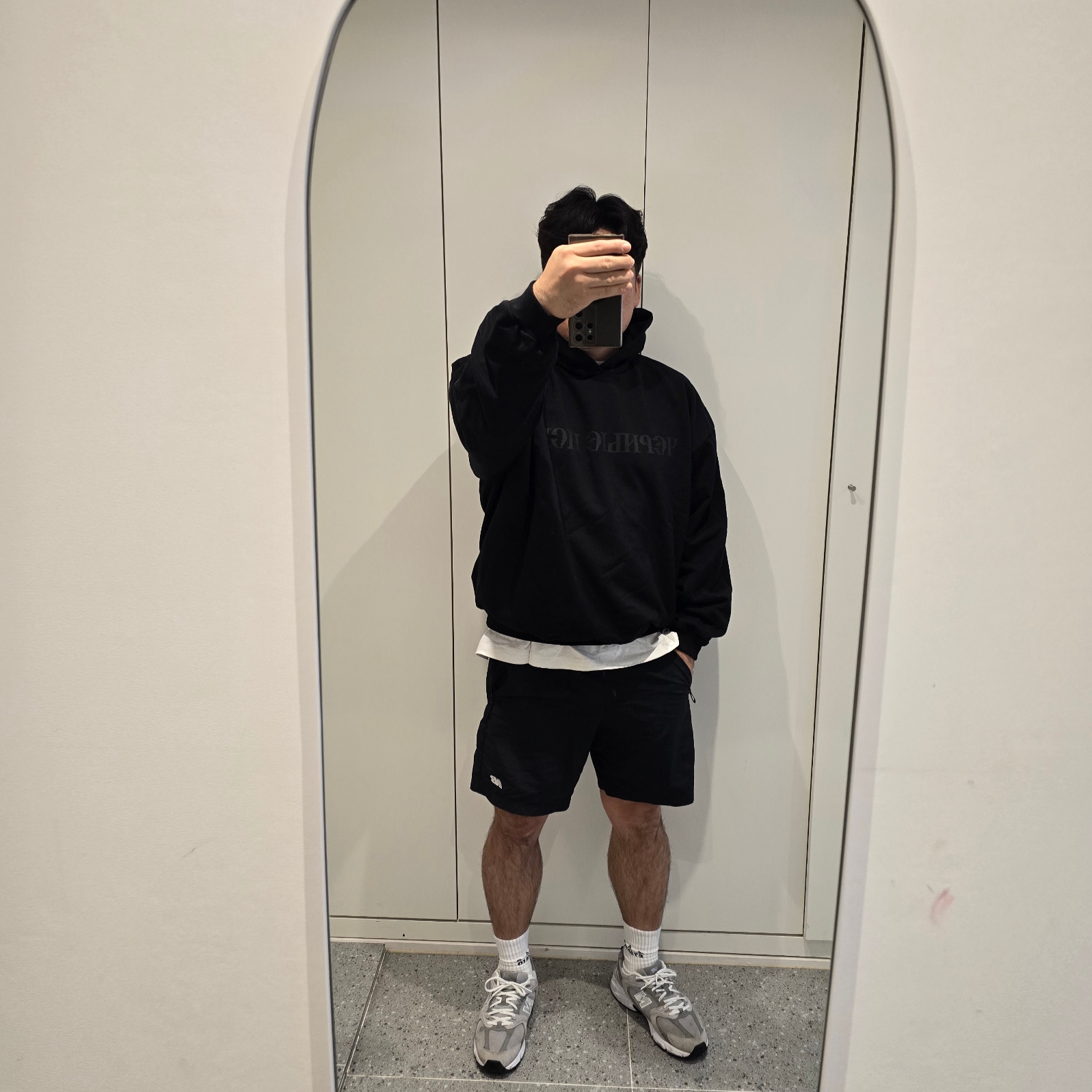Yeezy x Gosha Rubchinskiy YZY Black Dogs Hoodie Black, New Balance 530 Grey 착용 스타일 - 1