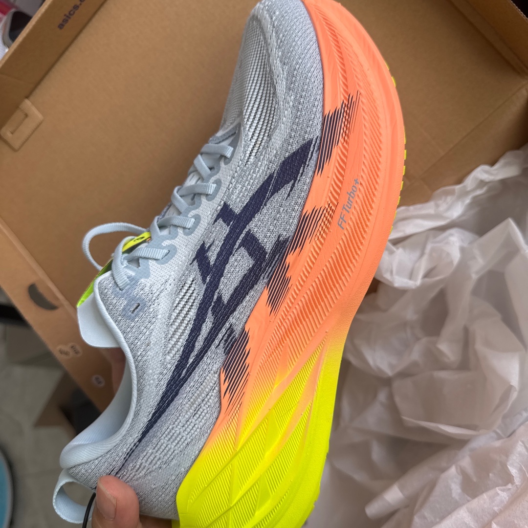Asics Superblast 2 Paris Cool Grey Safety Yellow 착용 스타일 - 3