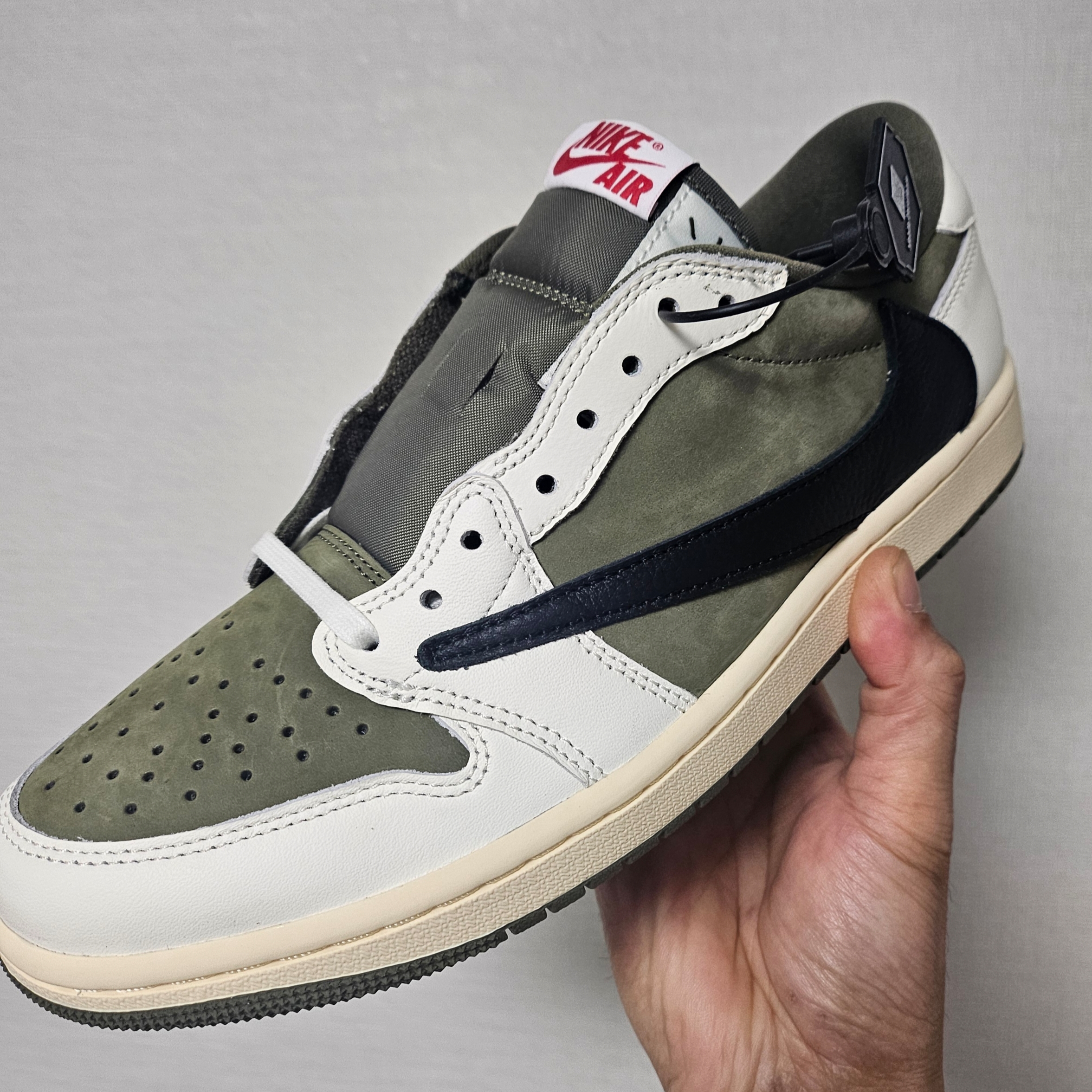 Jordan 1 x Travis Scott Retro Low OG SP Reverse Olive 착용 스타일 - 1