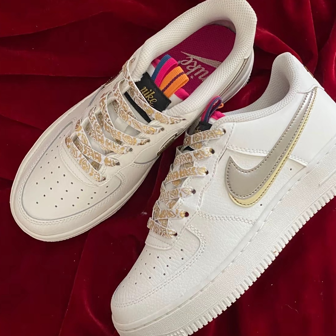 (GS) Nike Air Force 1 LV8 White Metallic Pewter 착용 스타일