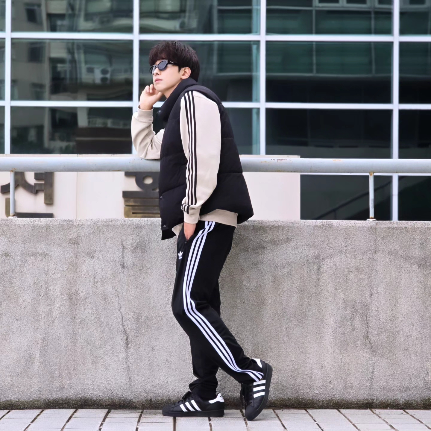 Adidas Adicolor Classic 3-Stripes Half-Zip Sweatshirt Black White - KR Sizing, Adidas Adicolor Classic 3-Stripes Half-Zip Sweatshirt Black White - US Sizing 착용 스타일 - 5