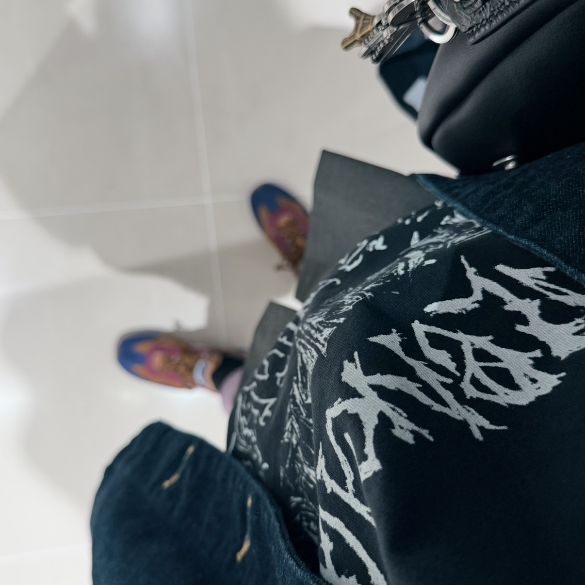 Balenciaga Le CIty Charm Eiffel Black, Balenciaga DIY Metal Long Sleeve T-Shirt Medium Fit in Black White 착용 스타일