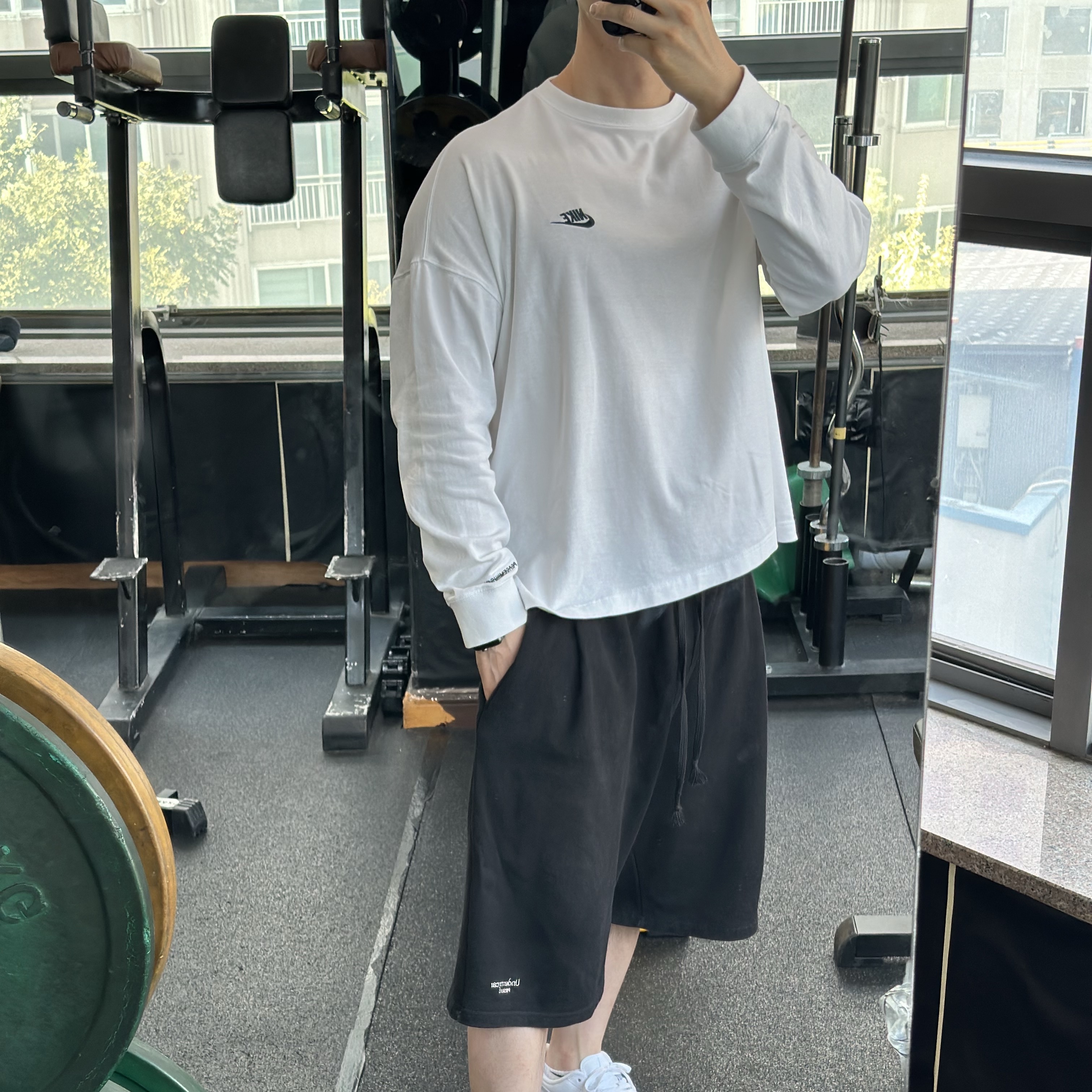 Undermycar Mu.16 Anti Fxxking Logo Play Oversized One Tuck Sweat Shorts Black, Nike x Peaceminusone LS T-Shirt White (DR0098-100) 착용 스타일 - 1