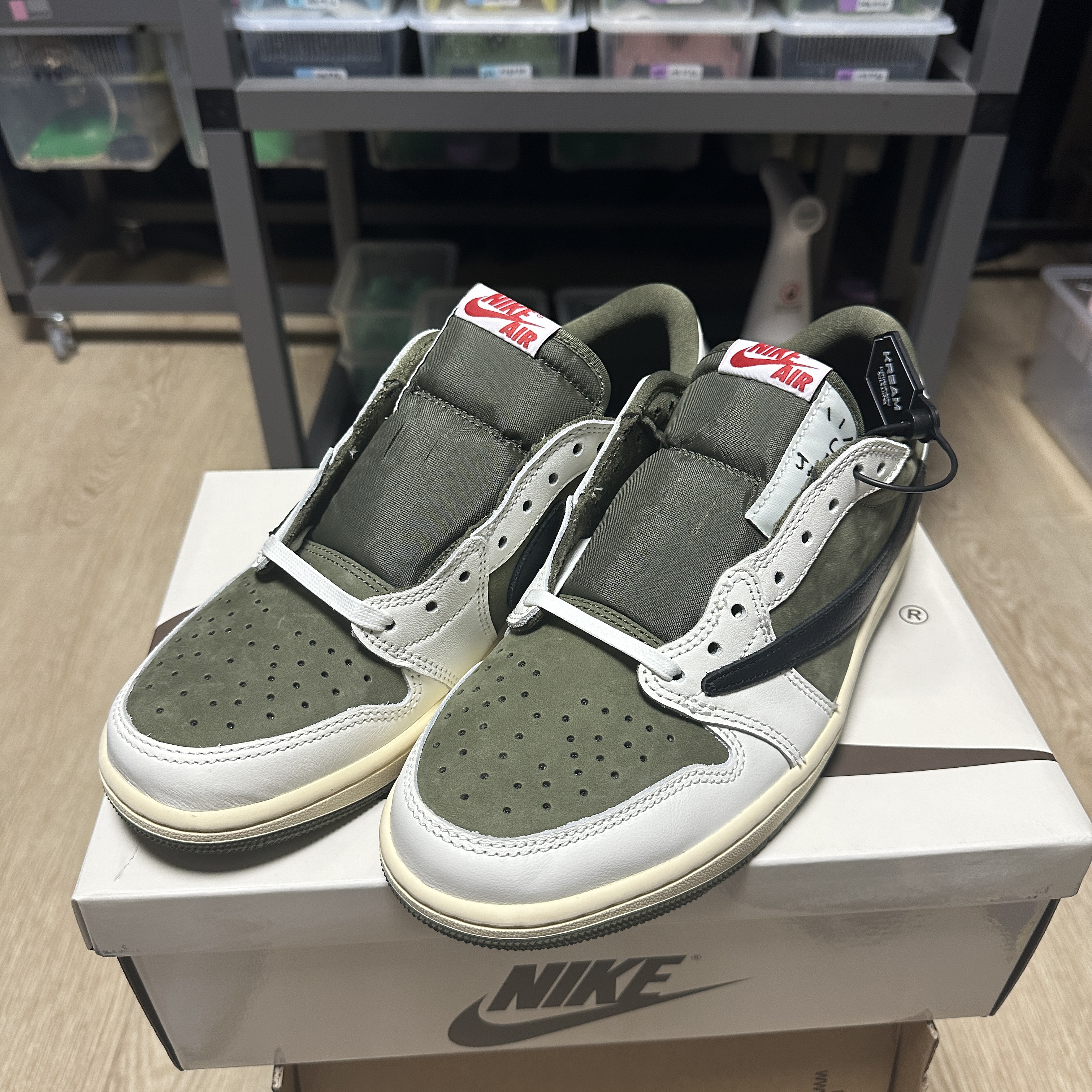 Jordan 1 x Travis Scott Retro Low OG SP Reverse Olive 착용 스타일 - 1