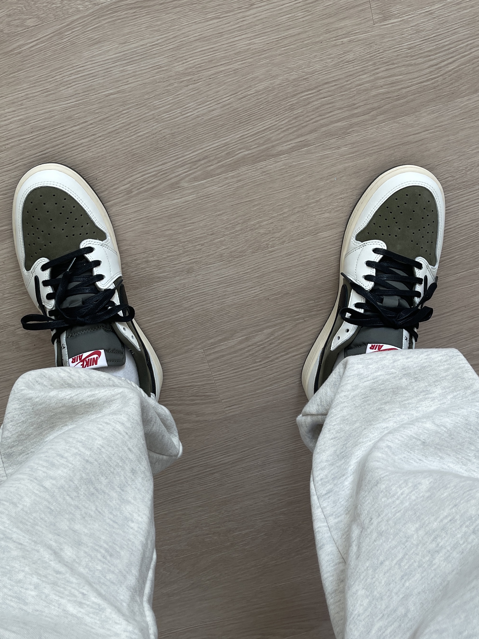 Jordan 1 x Travis Scott Retro Low OG SP Reverse Olive, (W) New Balance 993 Made in USA Grey - B Standard 착용 스타일 - 5