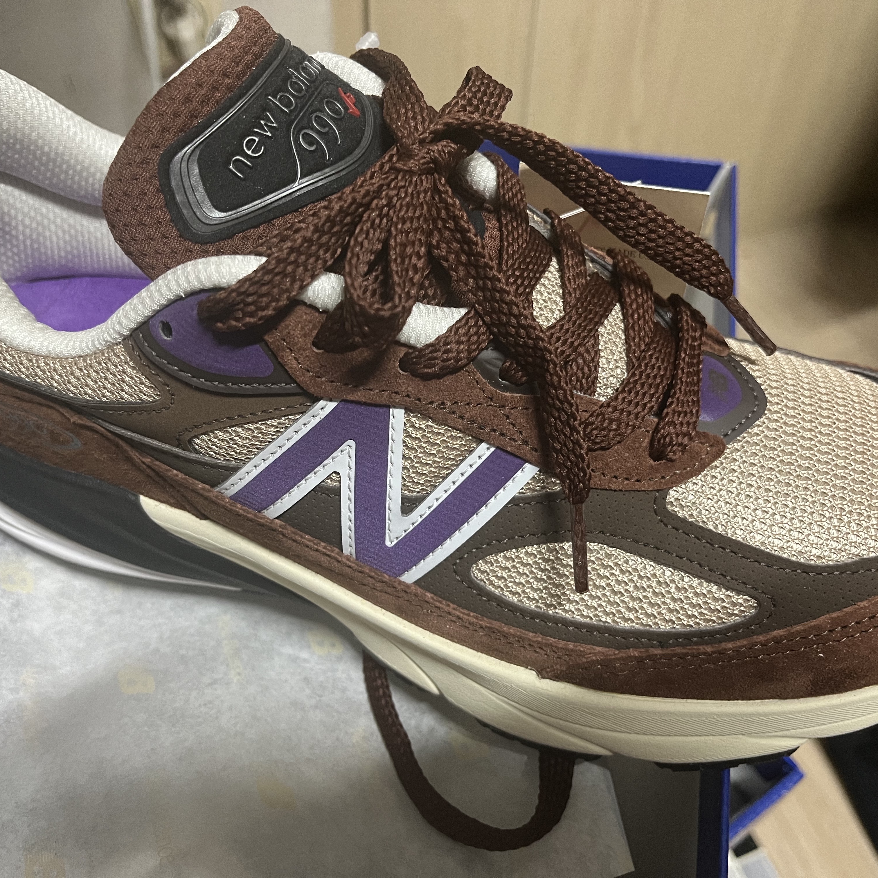 New Balance 990v6 Made in USA Rich Oak Cosmic Grape 착용 스타일
