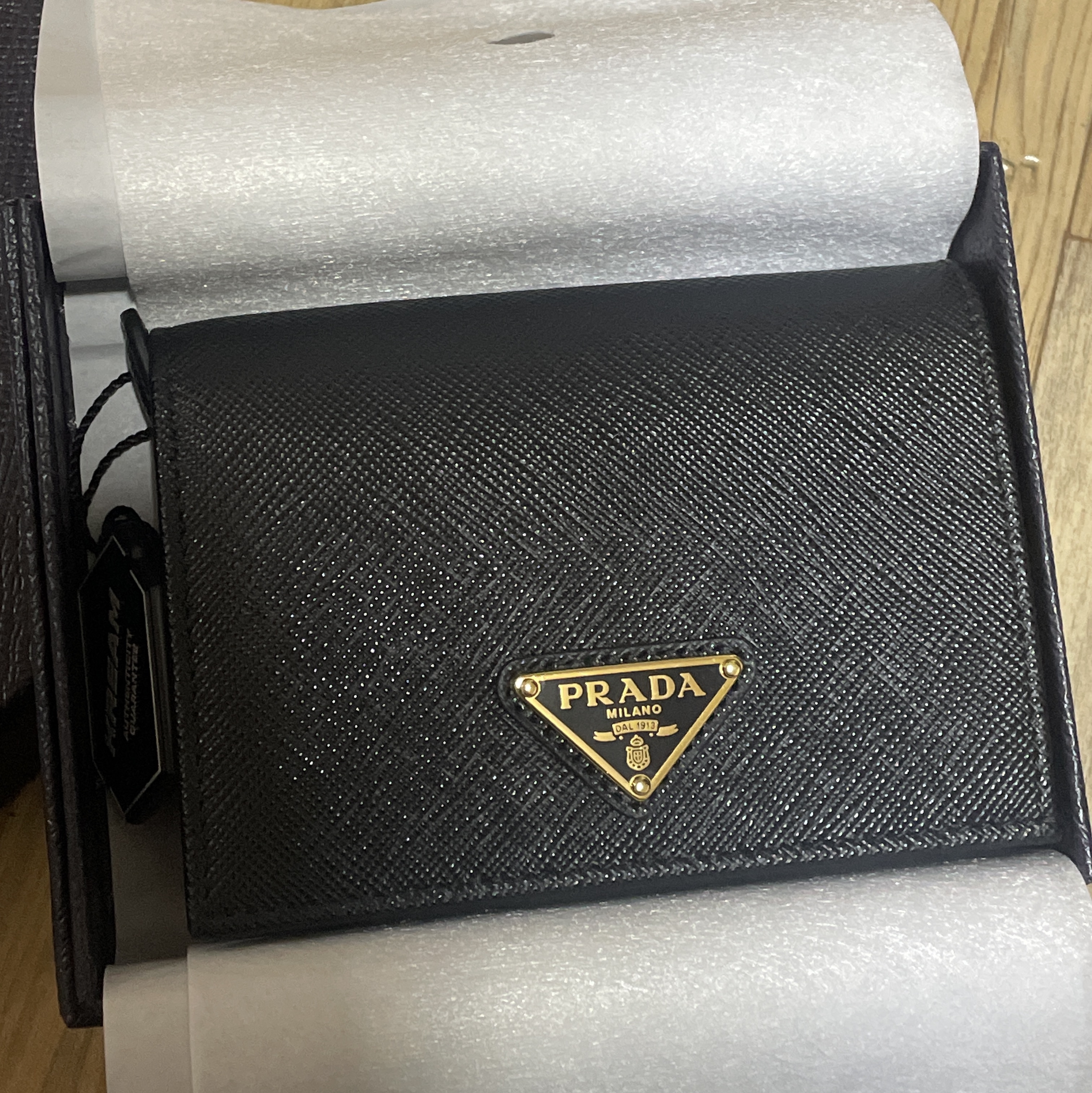 Prada Saffiano Triangle Logo Wallet Black 착용 스타일