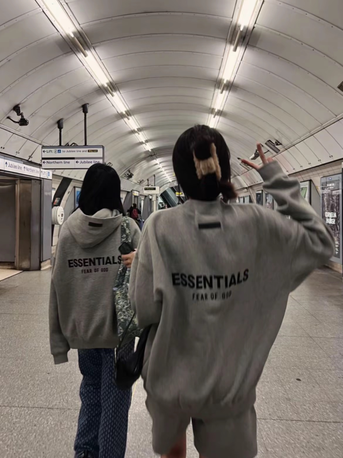 Essentials The Core Collection Hoodie Dark Oatmeal 착용 스타일
