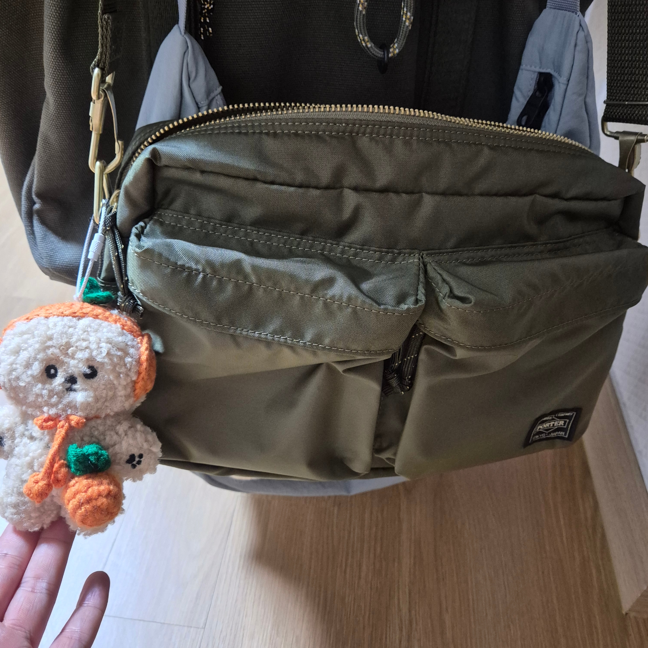 Porter Force Shoulder Bag S Olive Drab 착용 스타일