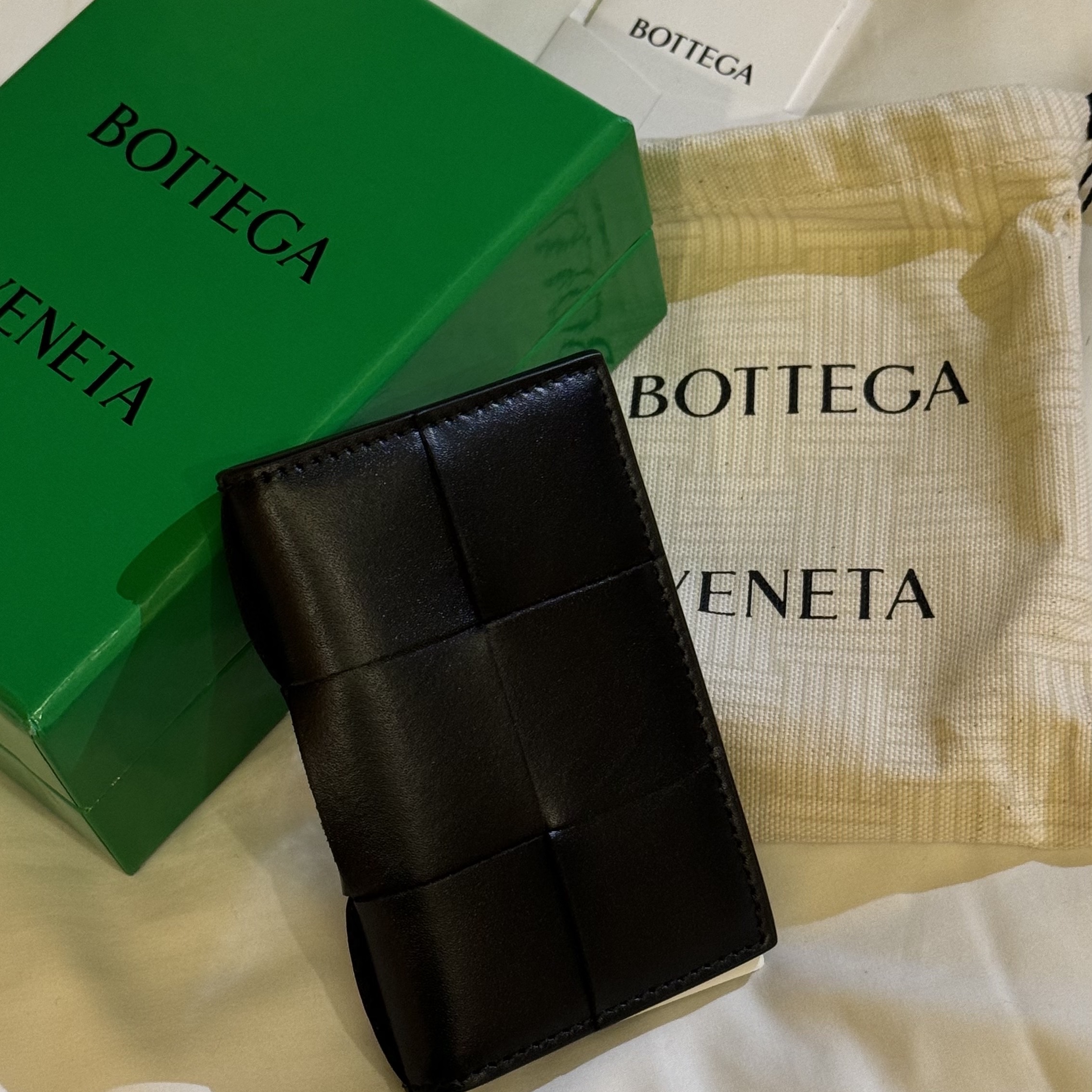 Bottega Veneta Flap Card Case Black 착용 스타일