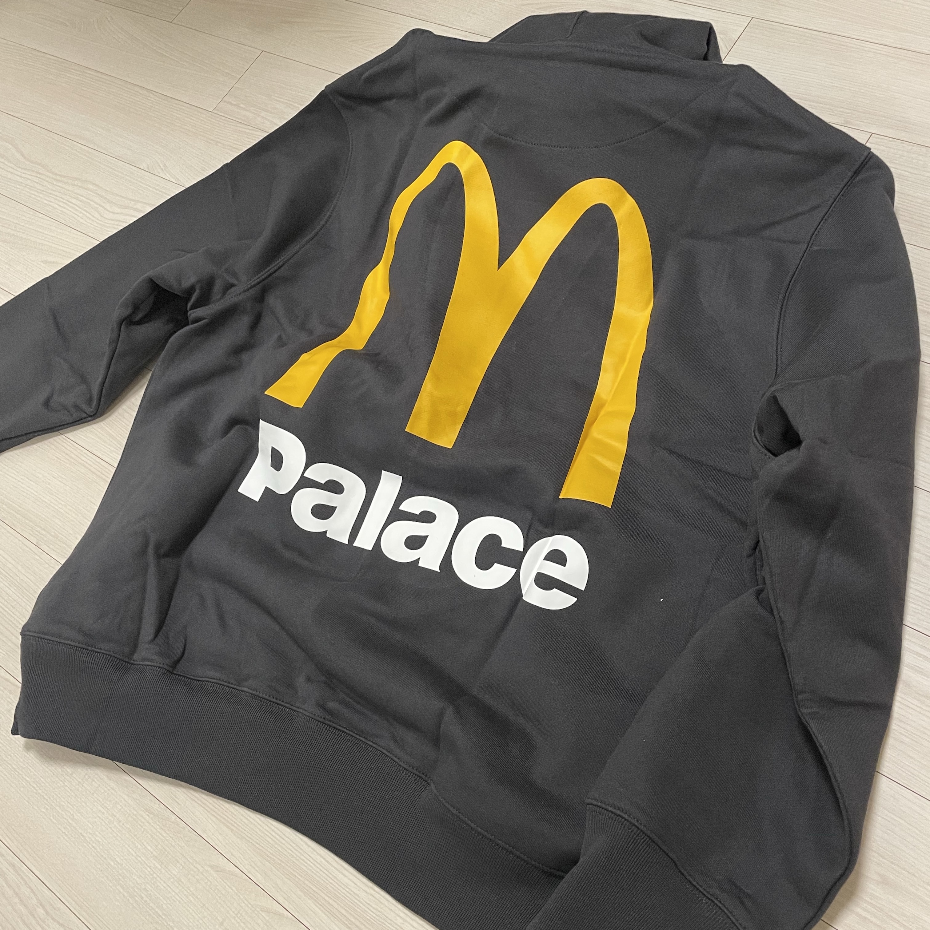 Palace x McDonald's Logo Hood Black - 23FW 착용 스타일 - 2