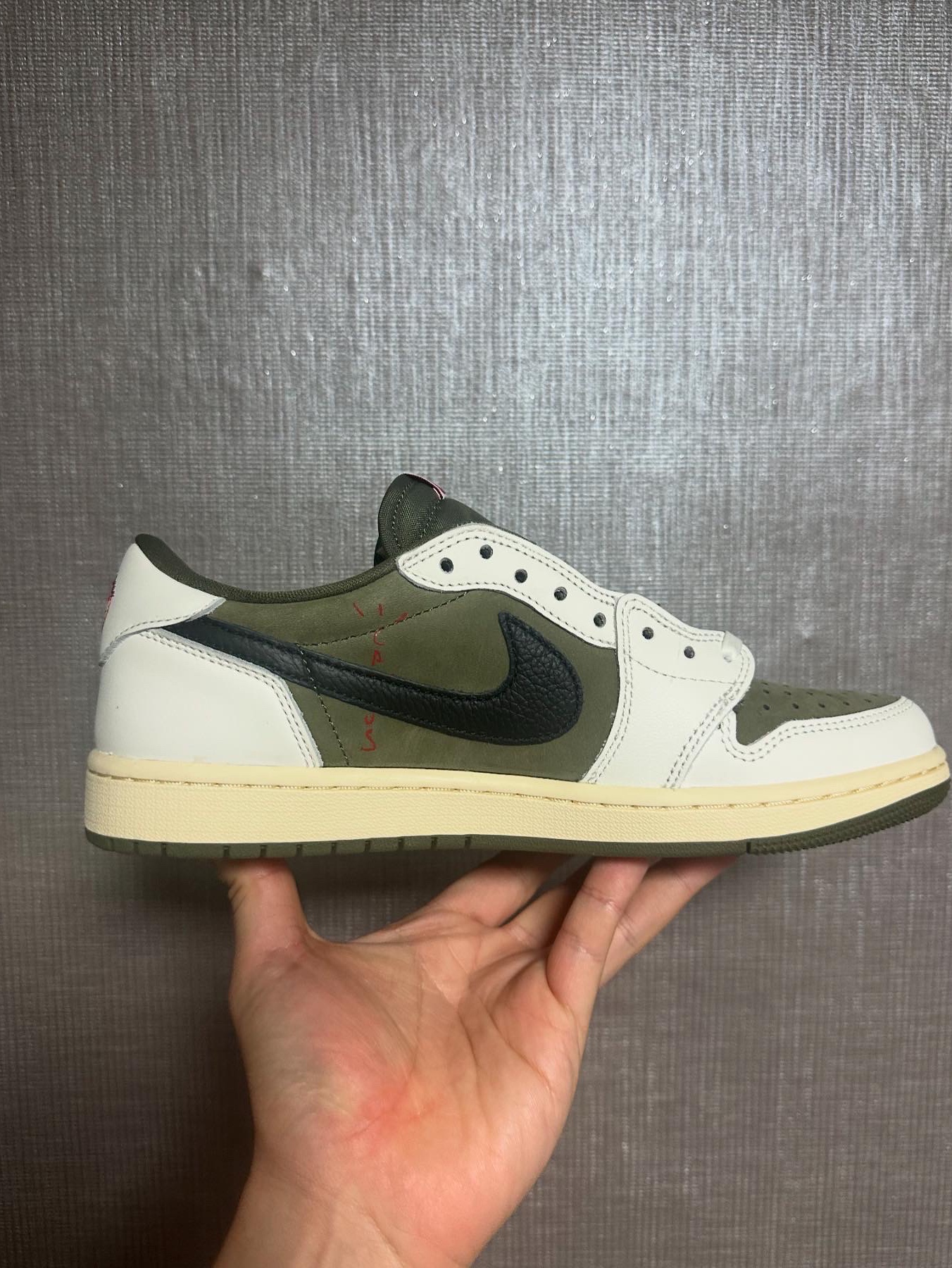 Jordan 1 x Travis Scott Retro Low OG SP Reverse Olive 착용 스타일 - 2