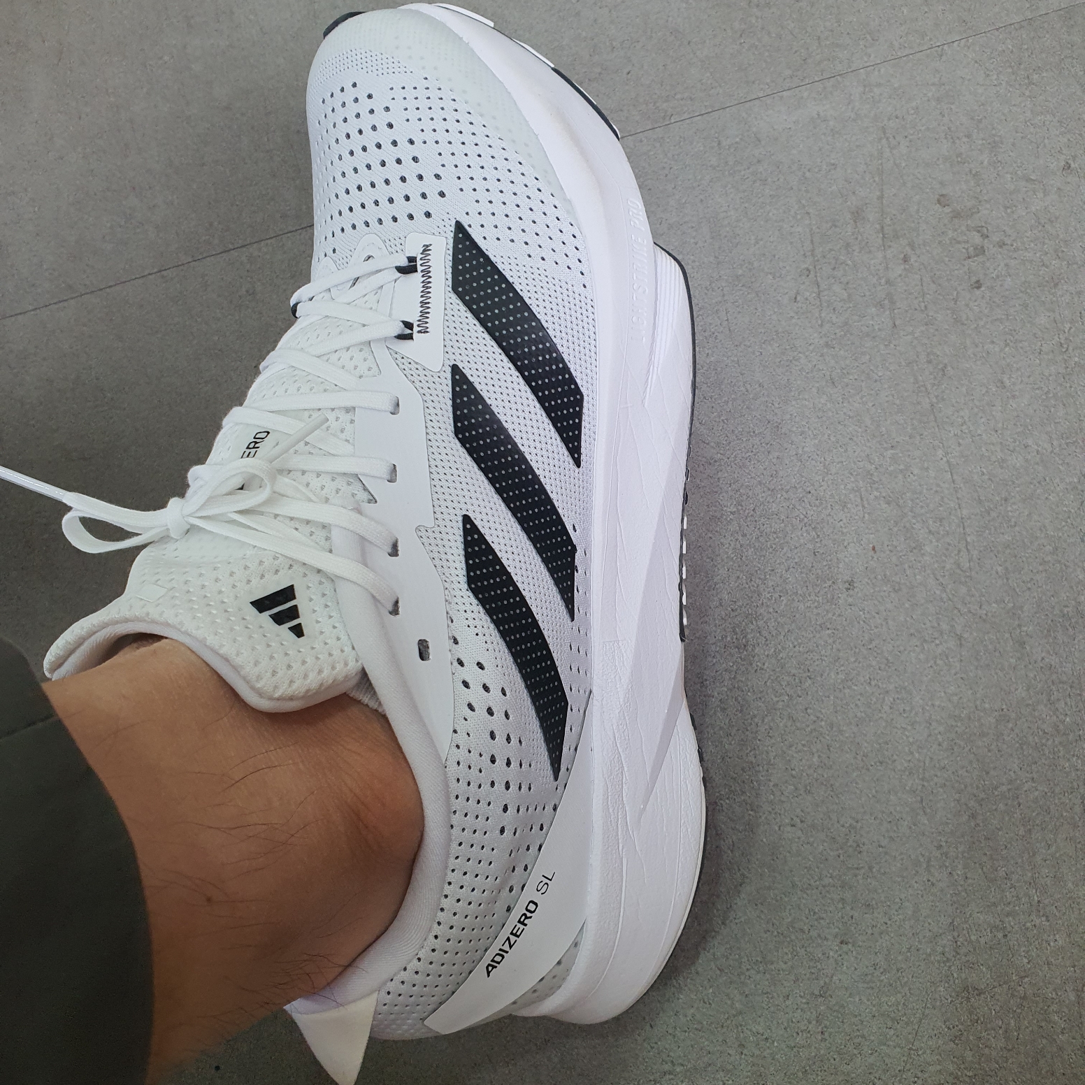 Adidas Adizero SL Cloud White Core Black 착용 스타일