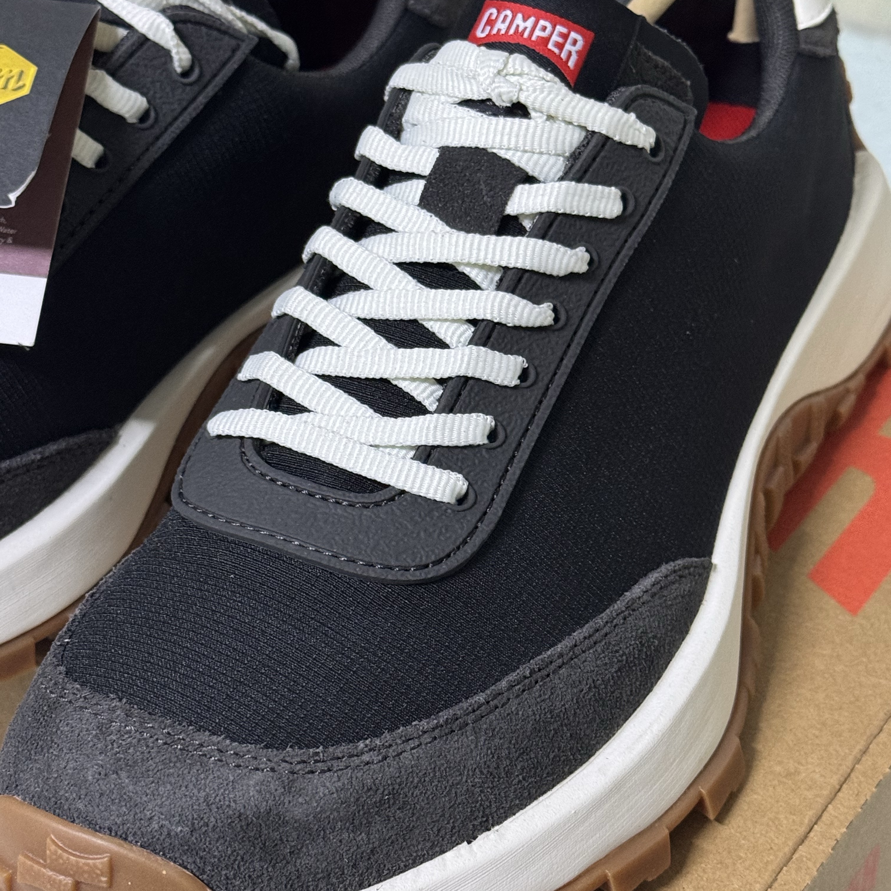 Camper Drift Trail Vibram Nubuck Sneakers Black 착용 스타일 - 3