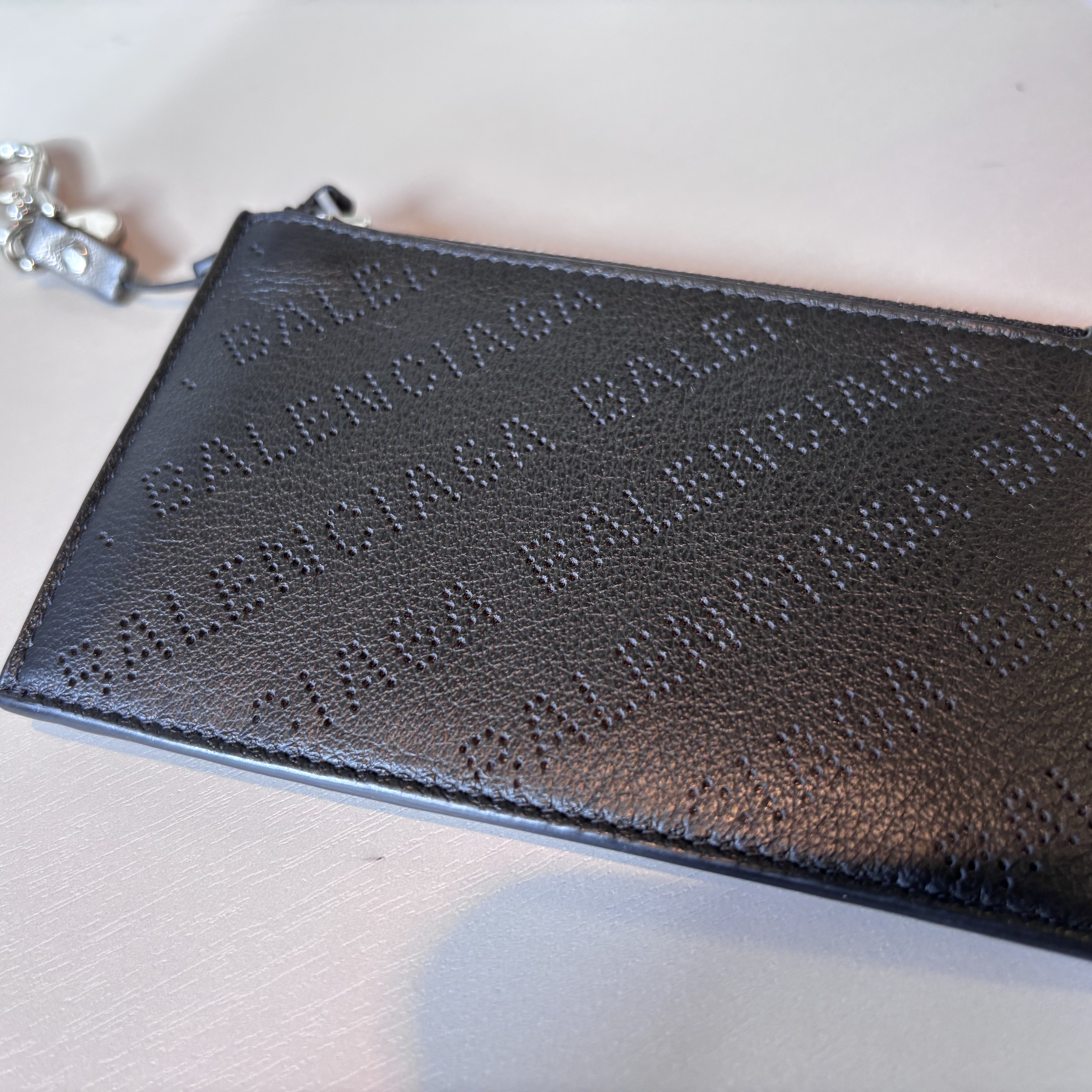 Balenciaga Logo Perforated Zipped Card Holder Black 착용 스타일 - 1