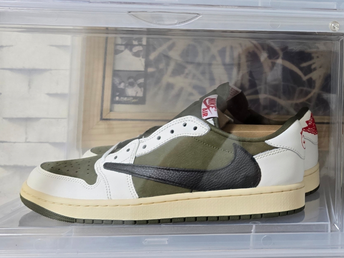Jordan 1 x Travis Scott Retro Low OG SP Reverse Olive 착용 스타일