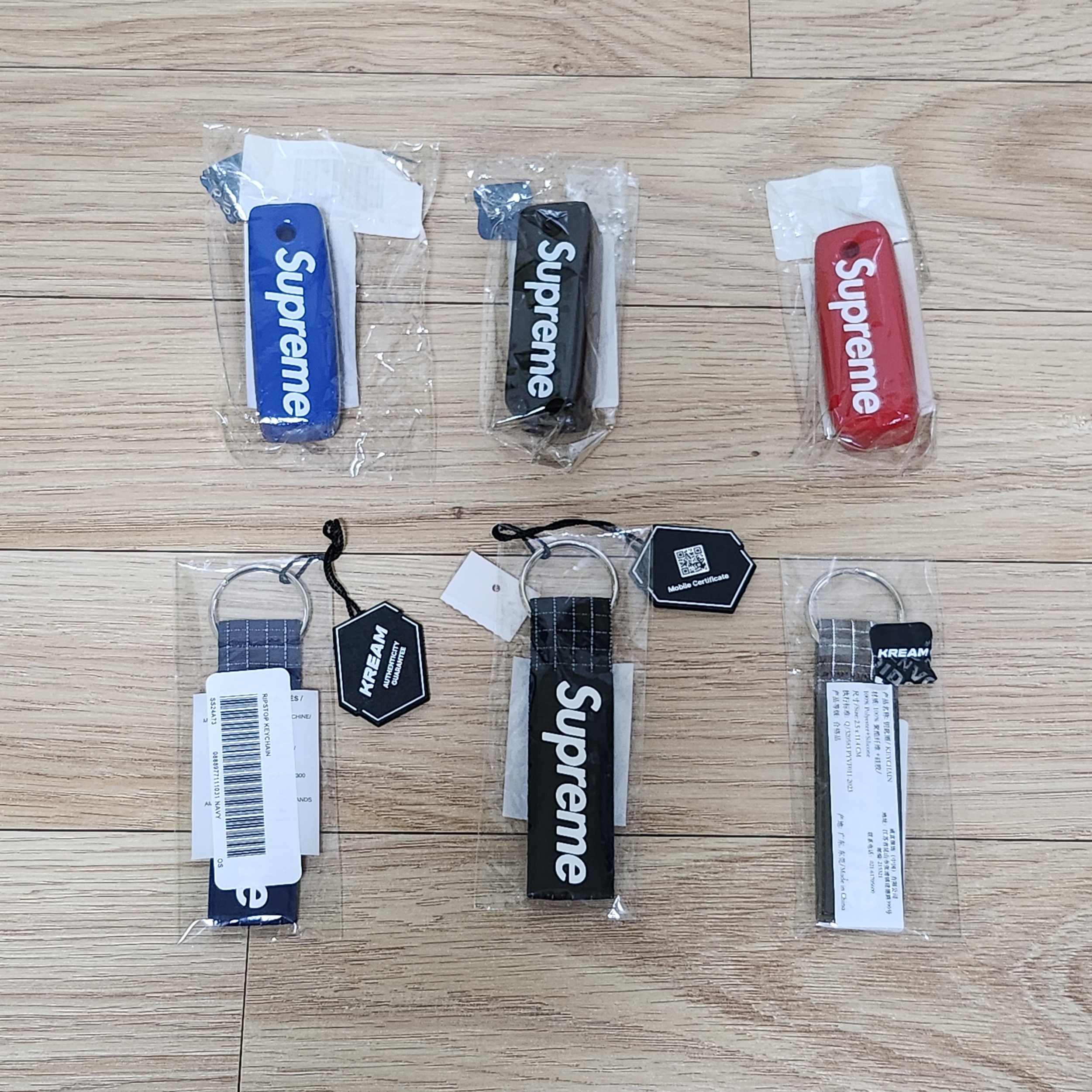 Supreme Ripstop Keychain Navy - 24SS, Supreme Ripstop Keychain Black - 24SS 착용 스타일