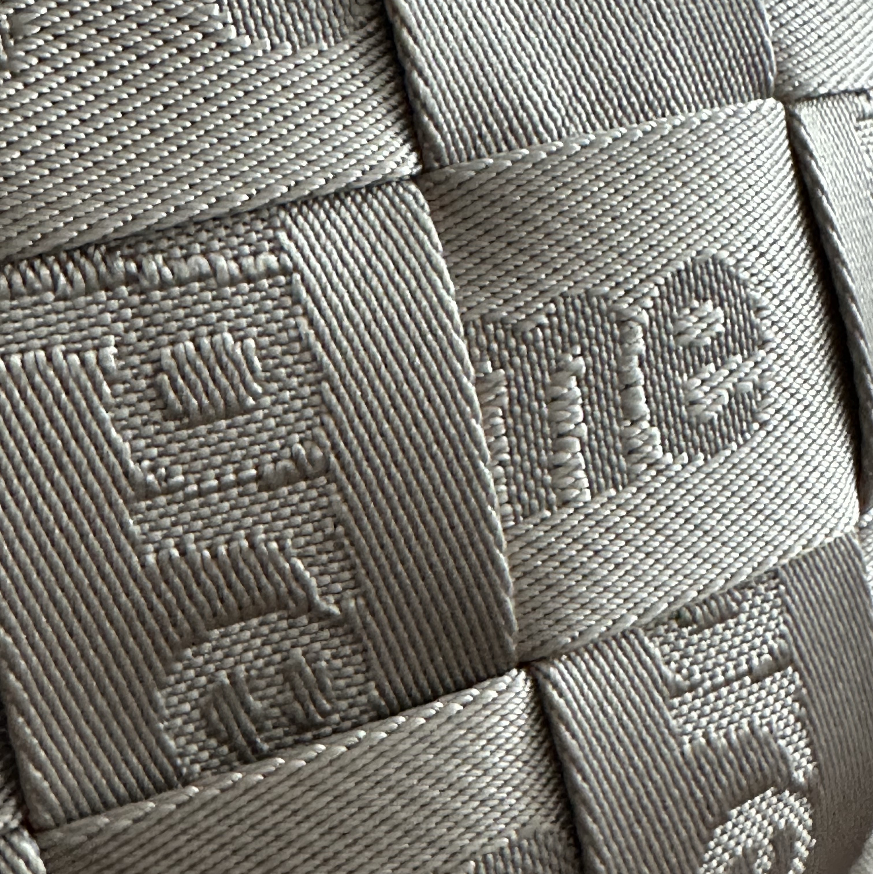 Supreme Woven Shoulder Bag Grey - 24SS 착용 스타일
