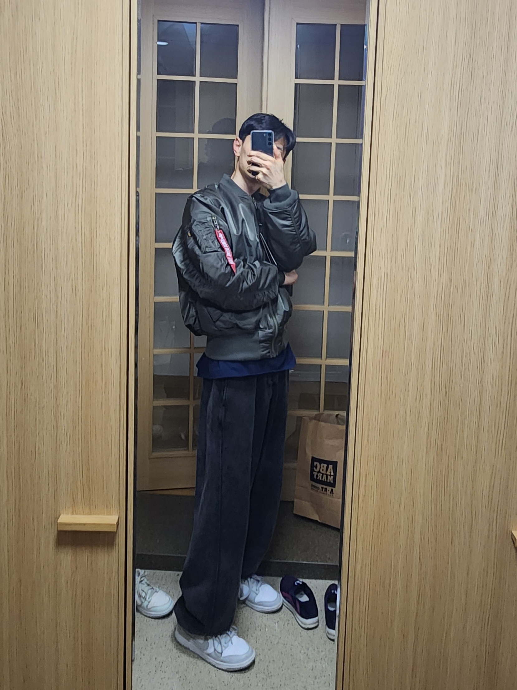 Nike Dunk Low Retro Grey Fog, ALPHA INDUSTRIES MA-1 Flight Jacket Black 착용 스타일