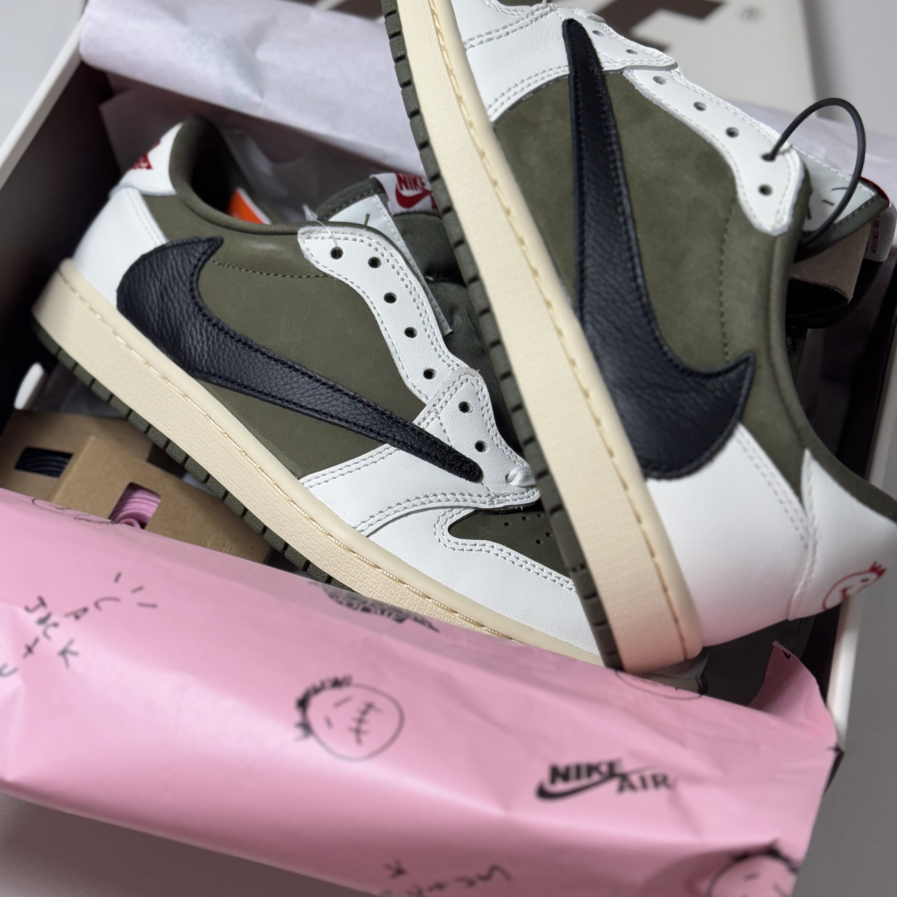 Jordan 1 x Travis Scott Retro Low OG SP Reverse Olive 착용 스타일