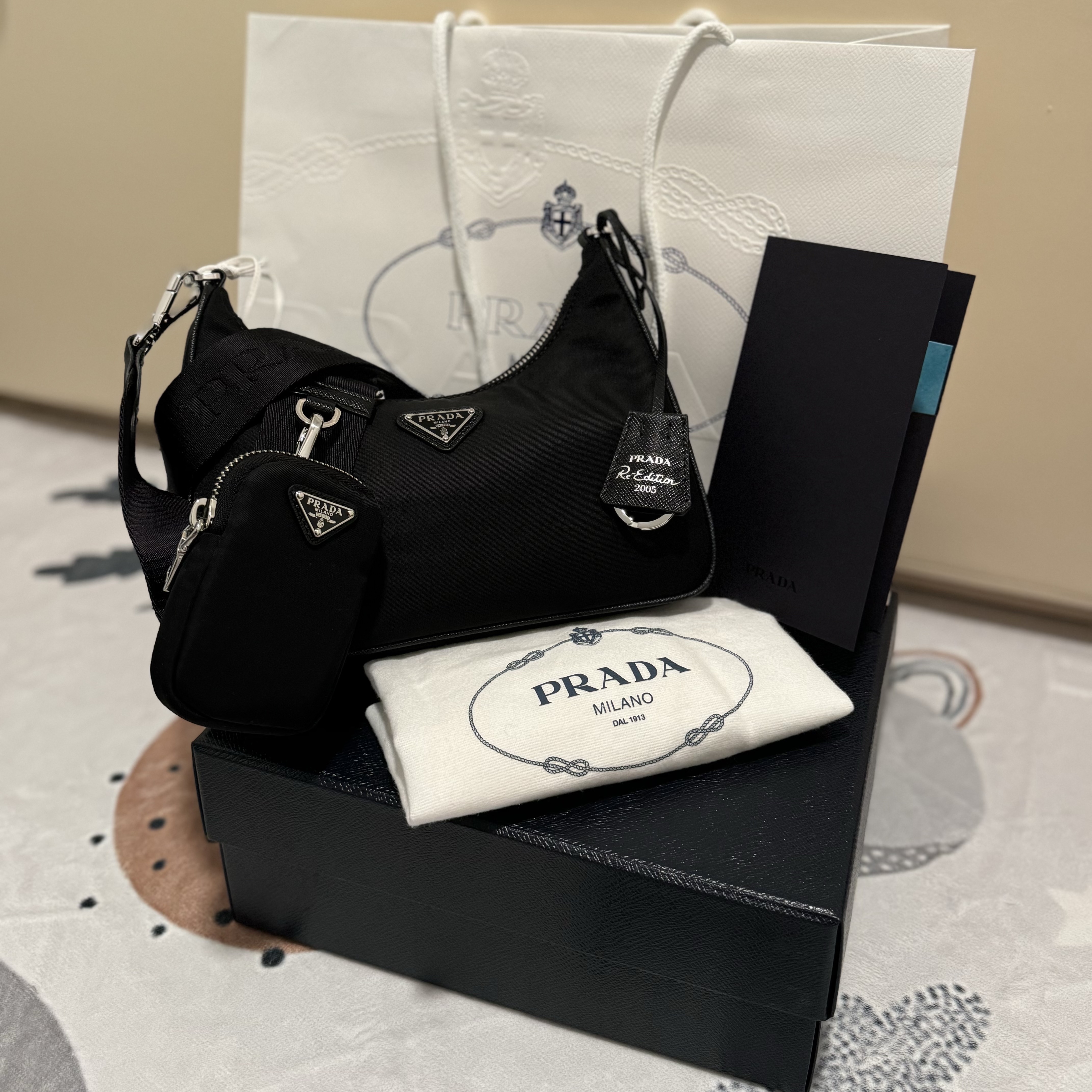 Prada Re-Edition 2005 Re-Nylon Shoulder Bag Black 착용 스타일