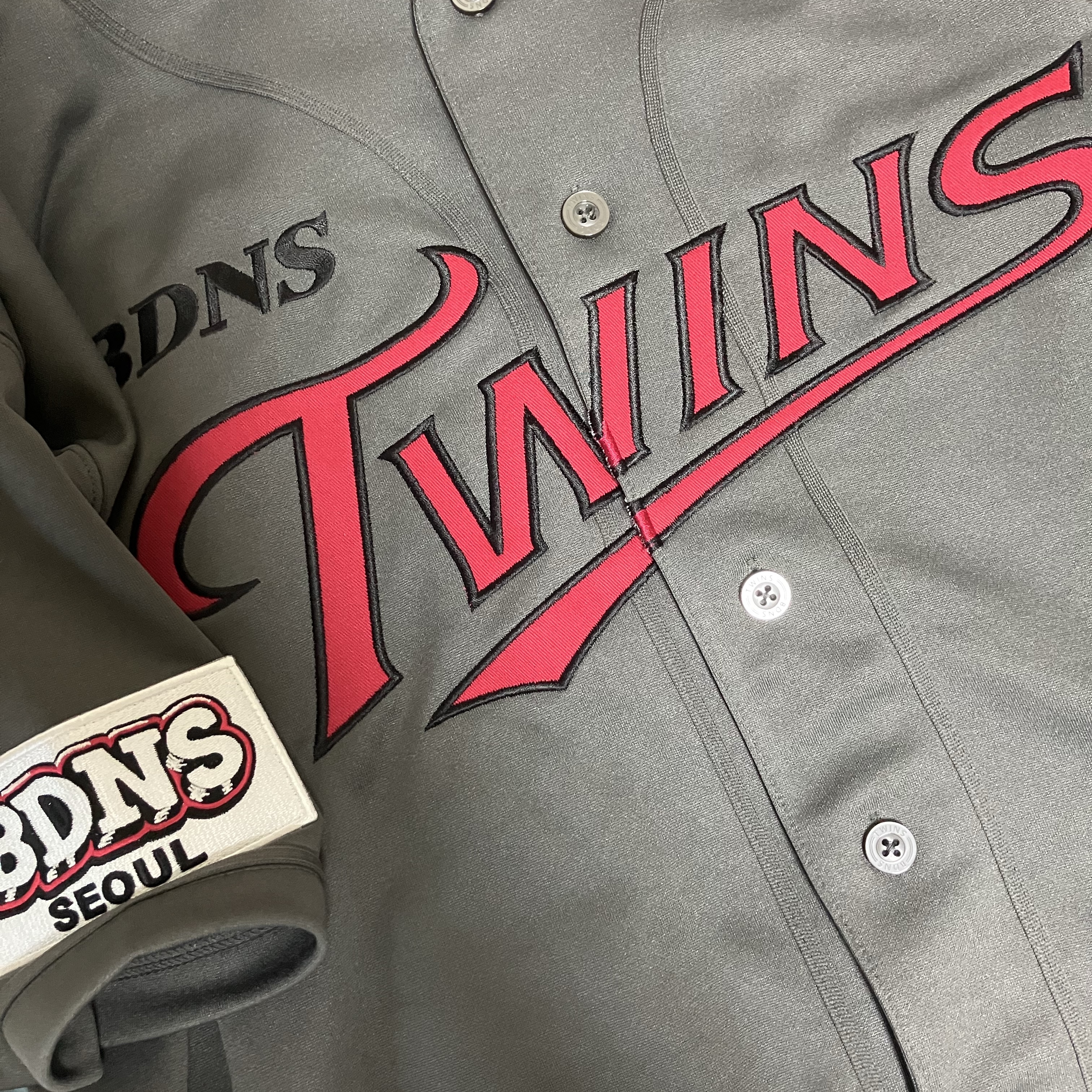 BDNS x LG TWINS Retro Logo Baseball Jersey Grey (Non Marking Ver.) 착용 스타일