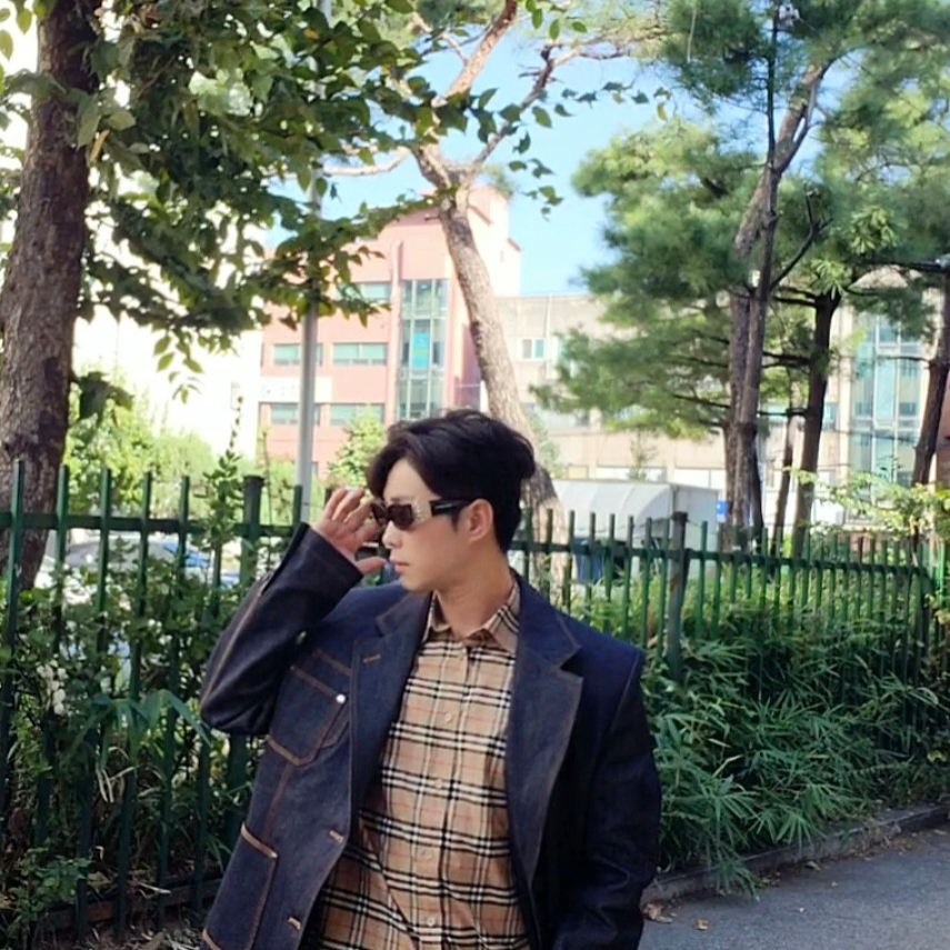 Burberry Small Scale Check Stretch Cotton Shirt Archive Beige, Haleine Patch Pocket Denim Blazer Indigo (VJ304) 착용 스타일 - 2