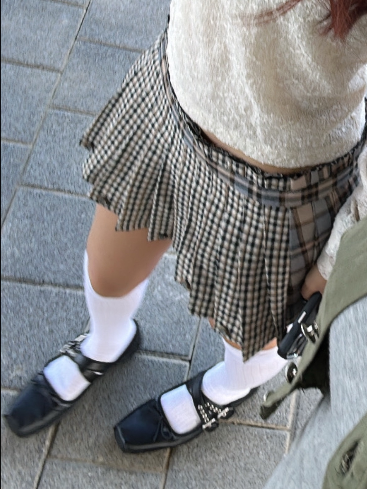 (W) Glowny Russell Plaid Mini Skirt Brown 착용 스타일 - 3