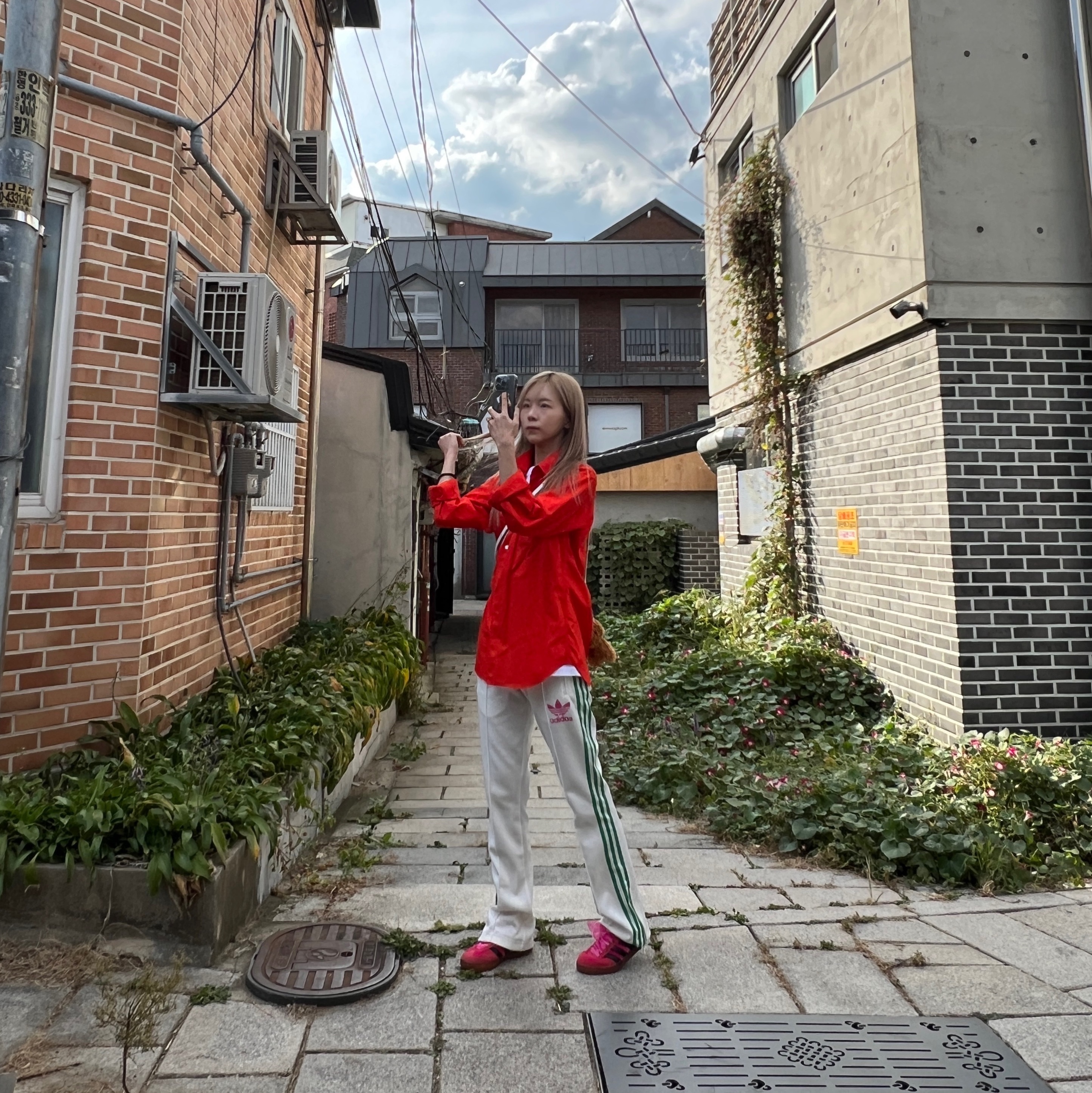 Gucci x Adidas Gazelle Sneakers Pink Velvet 착용 스타일