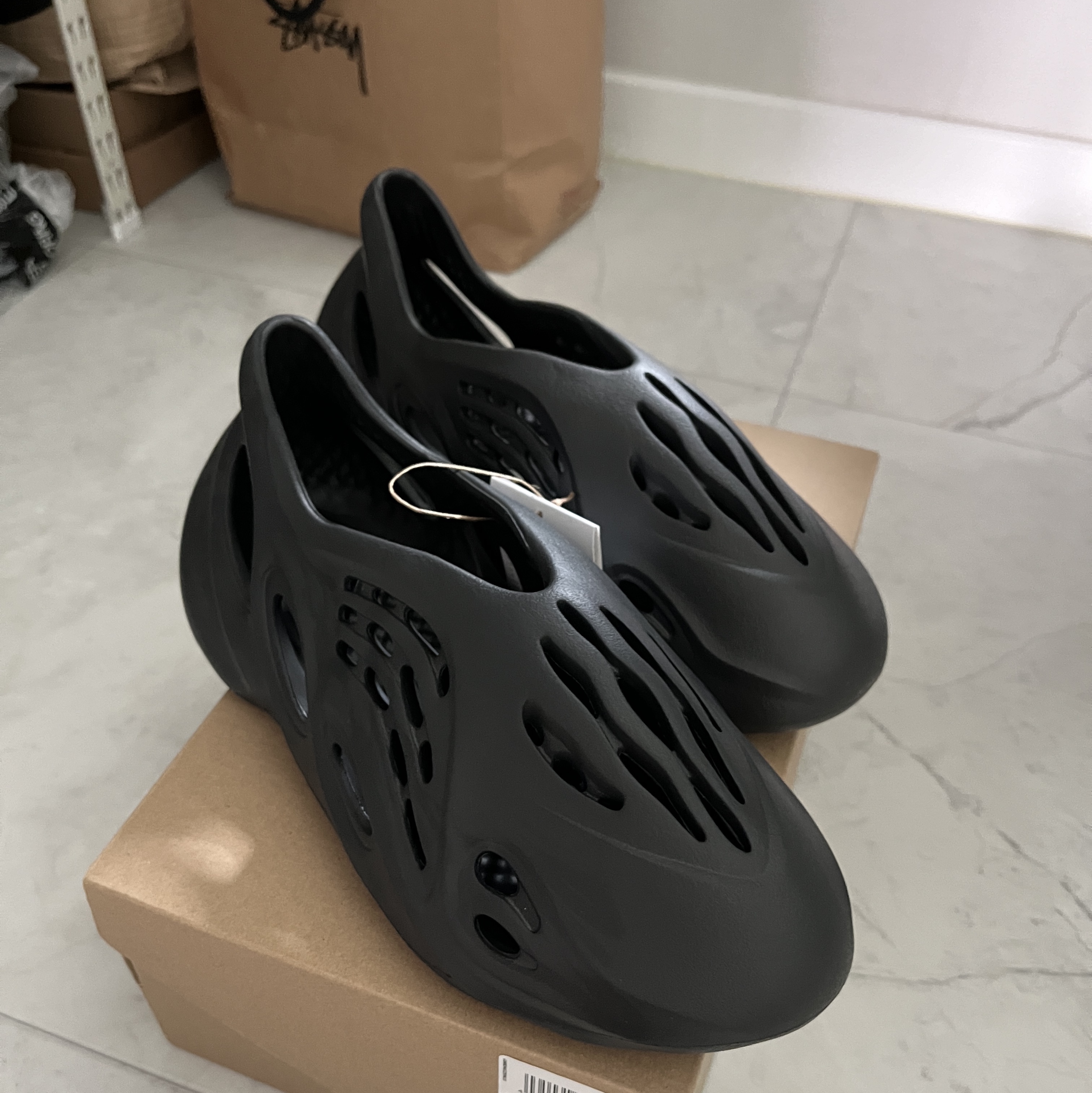 Adidas Yeezy Foam RNNR Onyx 착용 스타일
