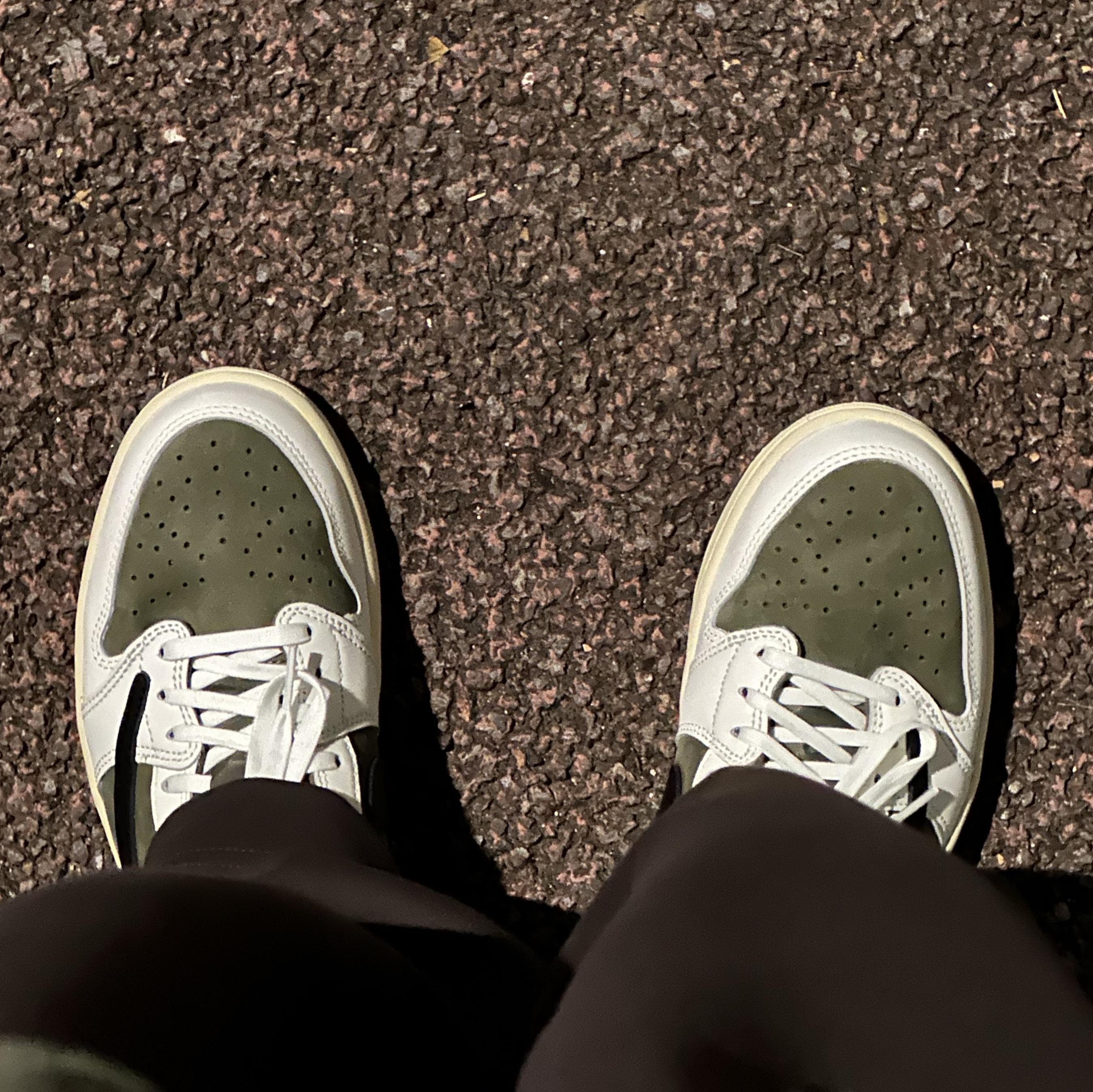 Jordan 1 x Travis Scott Retro Low OG SP Reverse Olive 착용 스타일 - 2