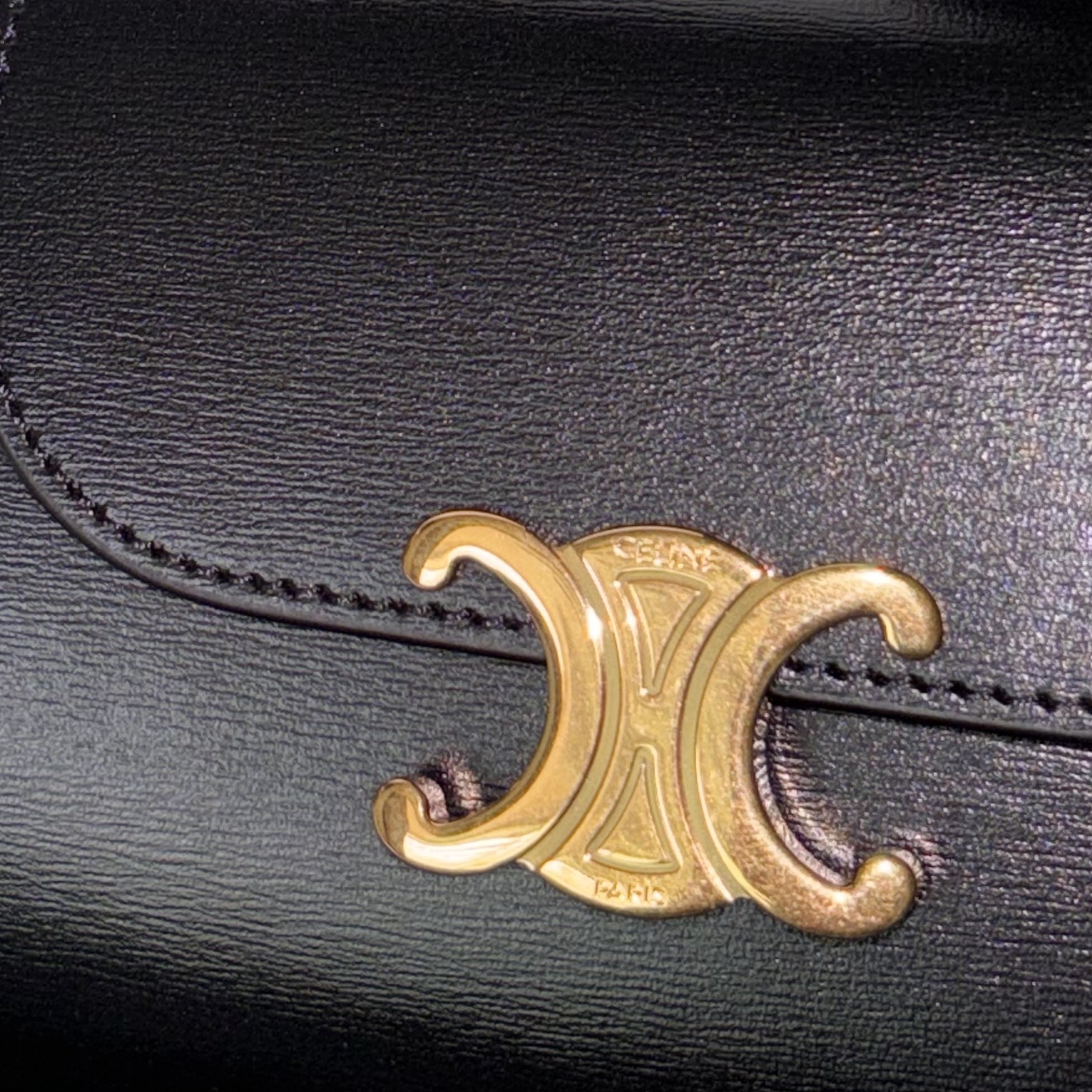 Celine Small Wallet Triomphe in Shiny Calfskin Black 착용 스타일