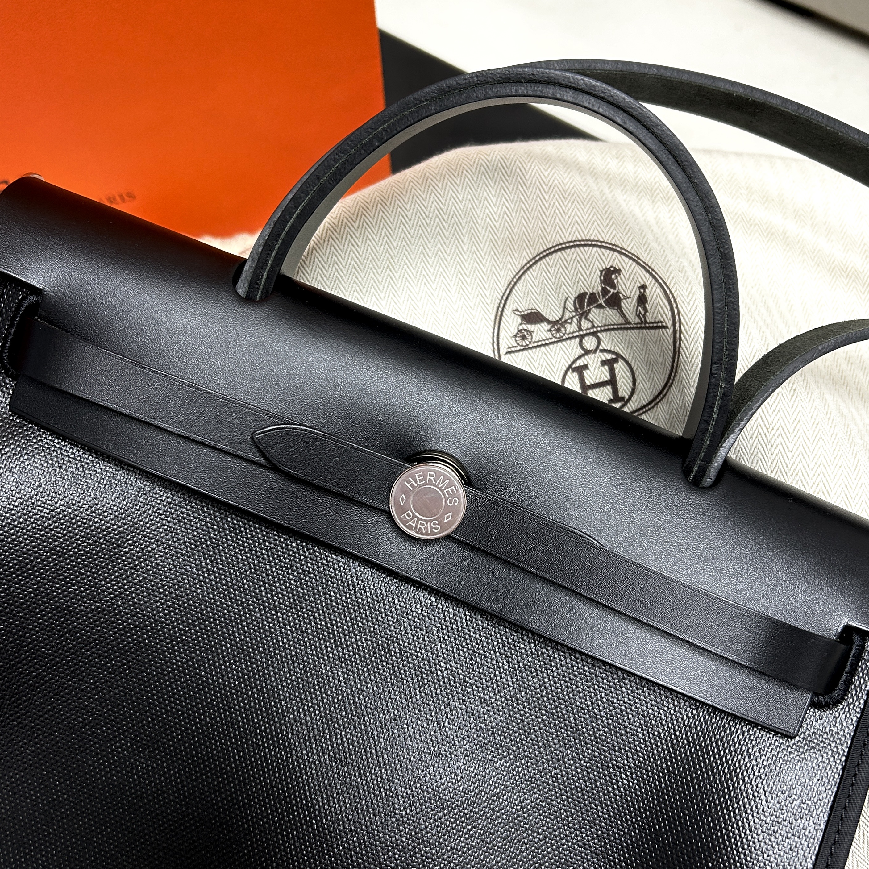 Hermes Herbag Zip 31 Bag Sellier H Berllin Canvas & Palladium Noir Ecru 착용 스타일 - 2