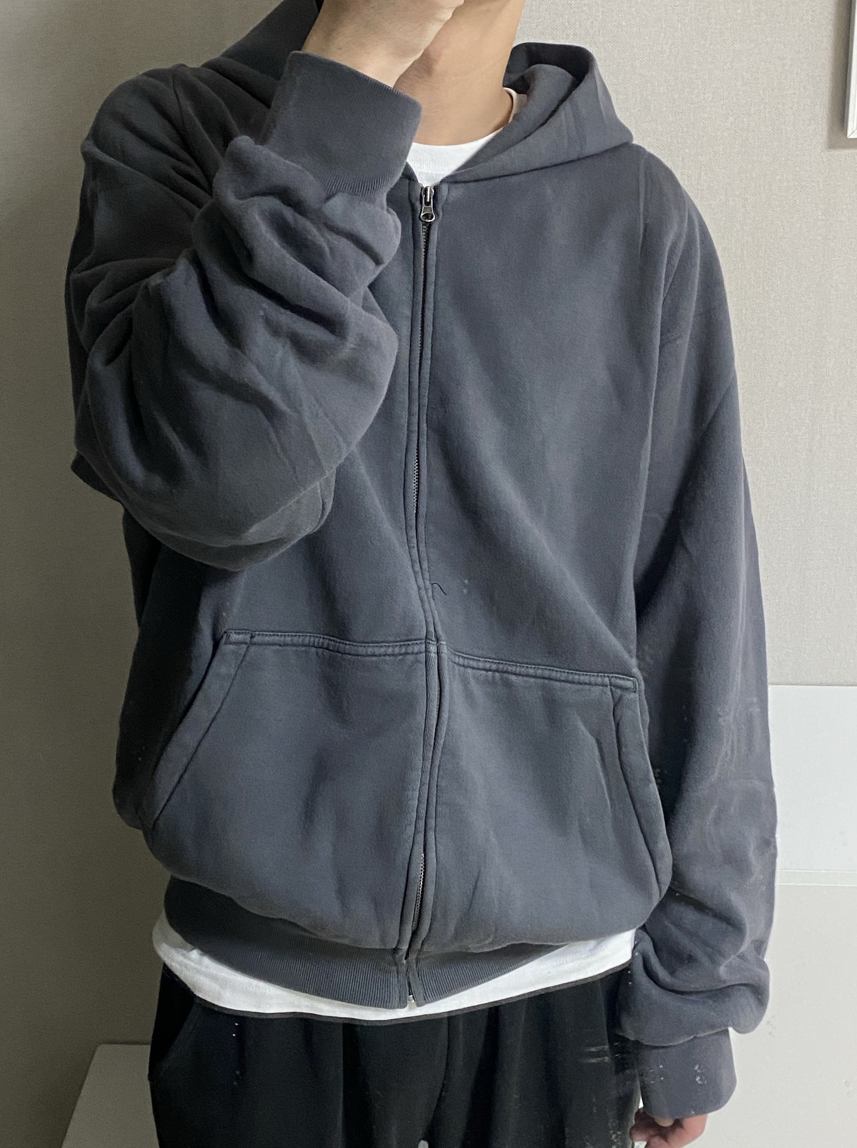 Yeezy YZY Zip-Up Hoodie Dark Grey 착용 스타일