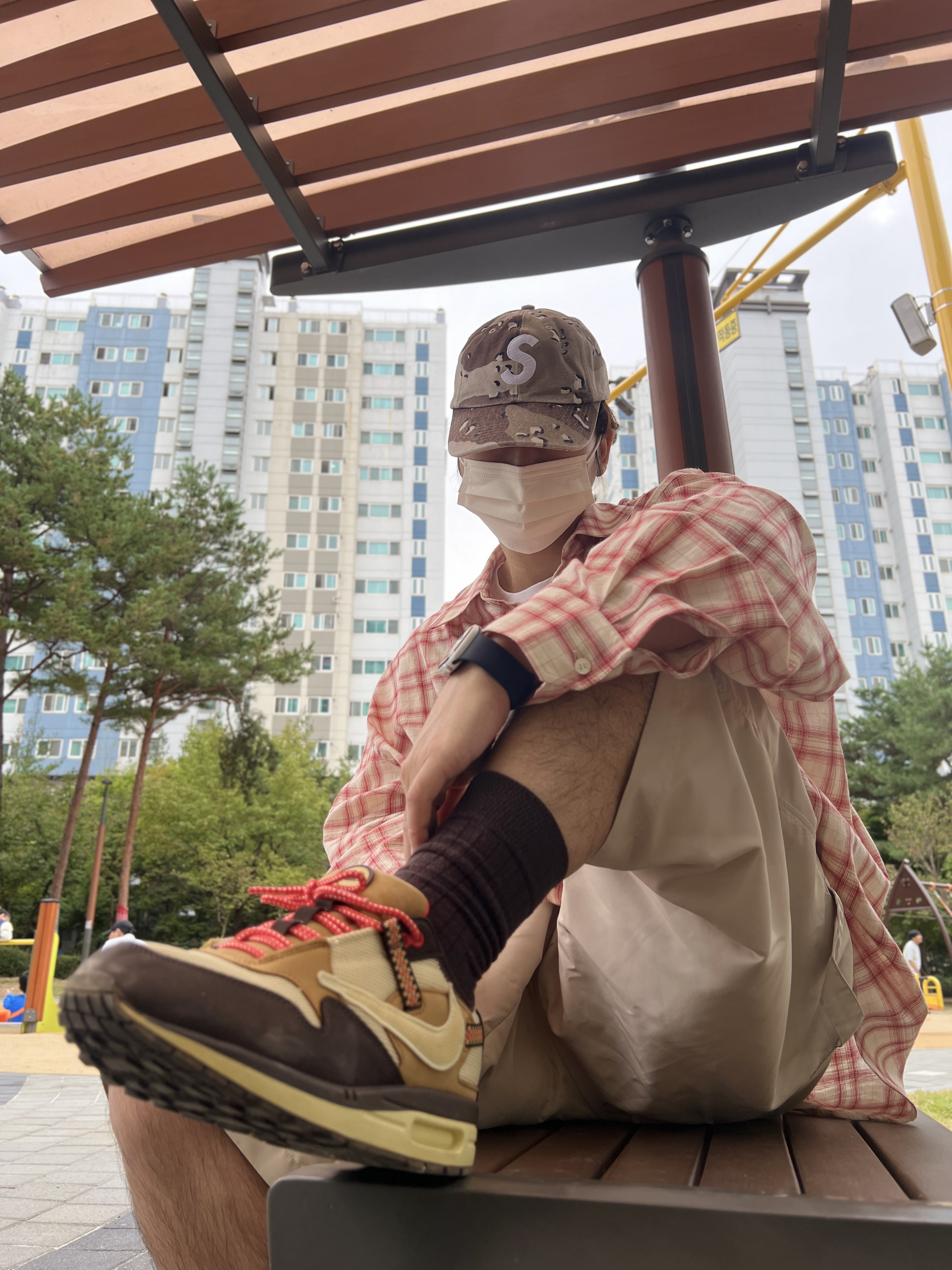 Supreme Pigment S Logo 6-Panel Chocolate Chip Camo - 24FW, Nike x Travis Scott Air Max 1 Cact.us Brown 착용 스타일