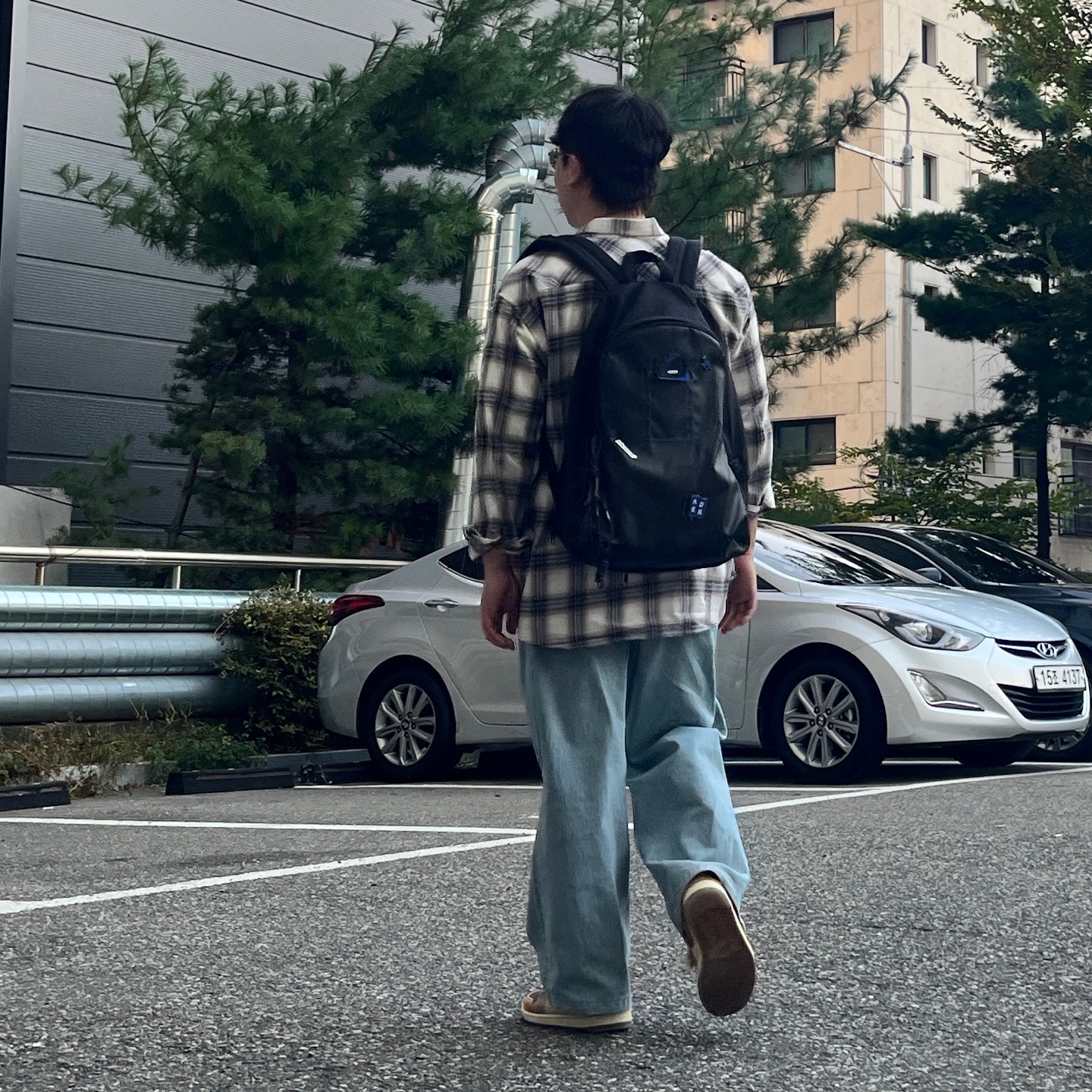 Ader Error x Eastpak Pak’r Backpack Black, Jordan 1 x Zion Williamson Retro Low OG Flax and Oil Green 착용 스타일 - 1