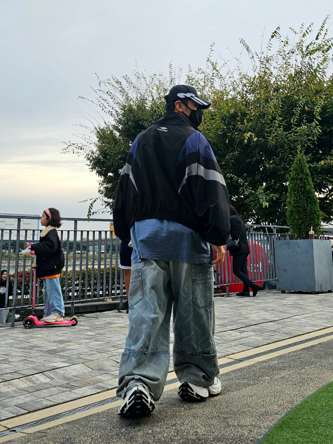 Balenciaga 3B Sports Icon Off Shoulder Tracksuit Jacket Black Navy, Balenciaga Bal Diagonal Allover Cargo Pants Light Blue 착용 스타일 - 3