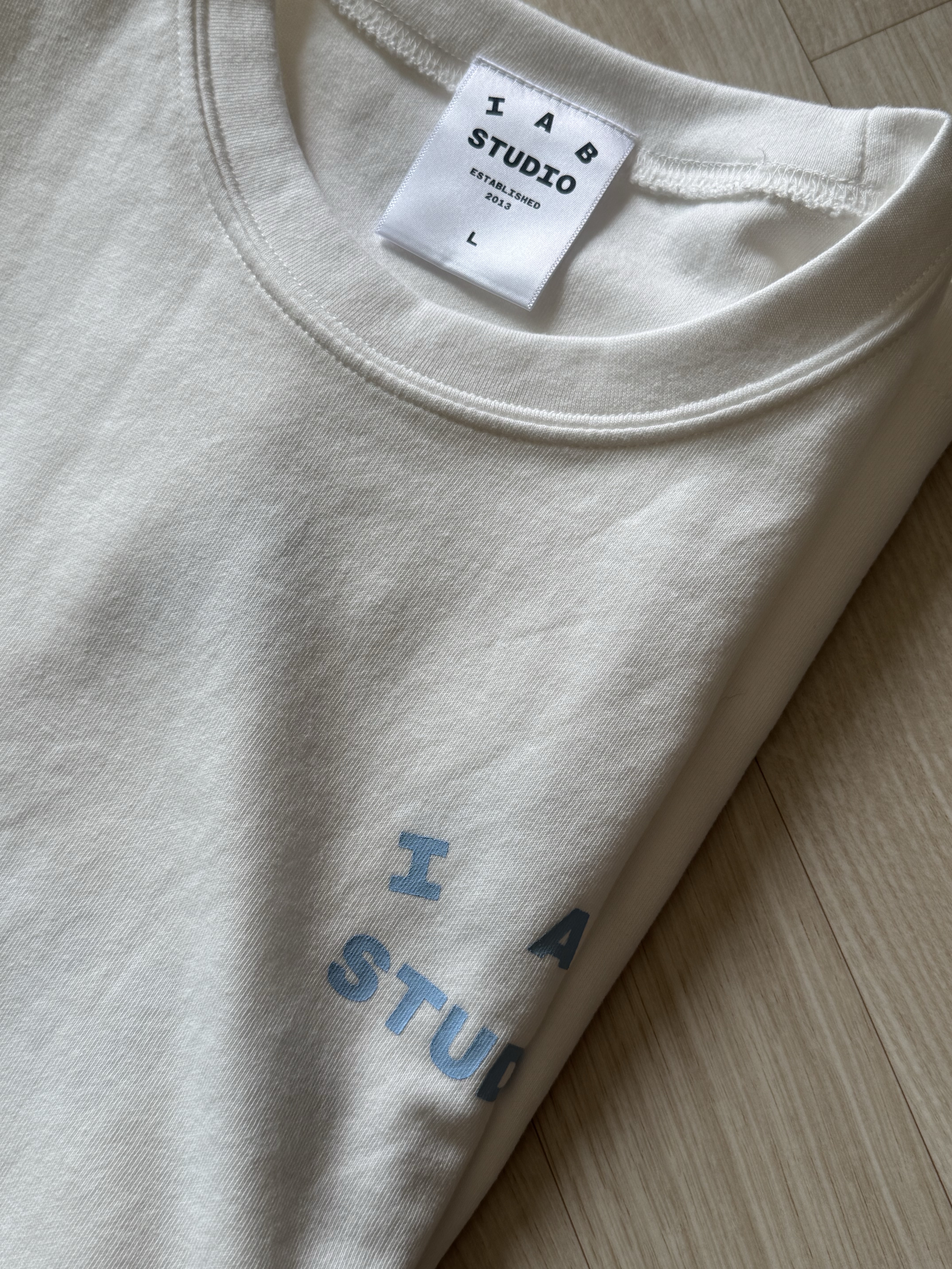 IAB Studio T-Shirt White Sky Blue 착용 스타일
