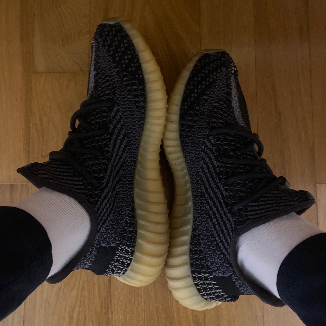 Adidas Yeezy Boost 350 V2 Carbon 착용 스타일